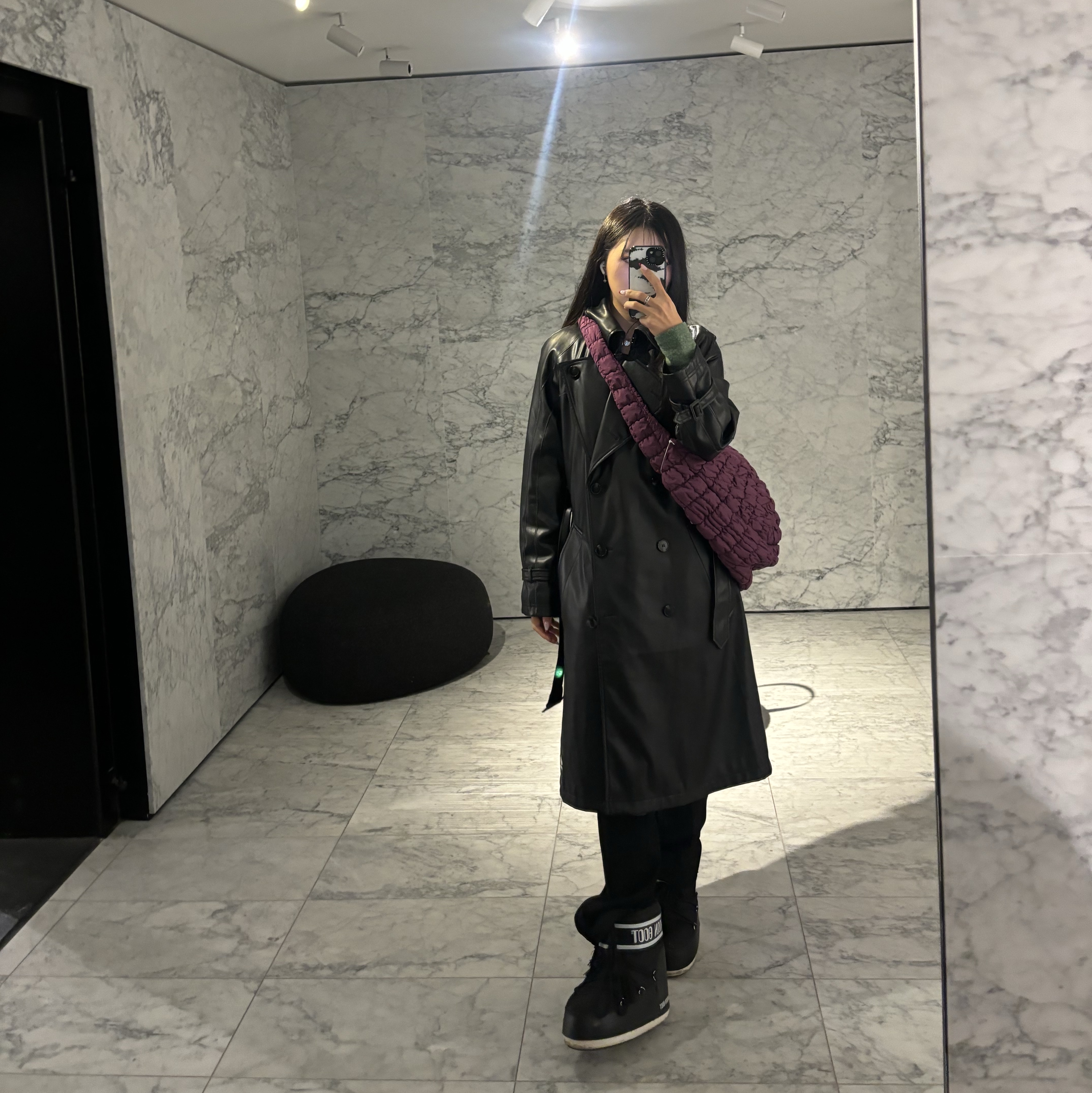 (W) Moon Boot Icon Low Nylon Boots Black, COS Quilted Oversized Shoulder Bag Burgundy 착용 스타일