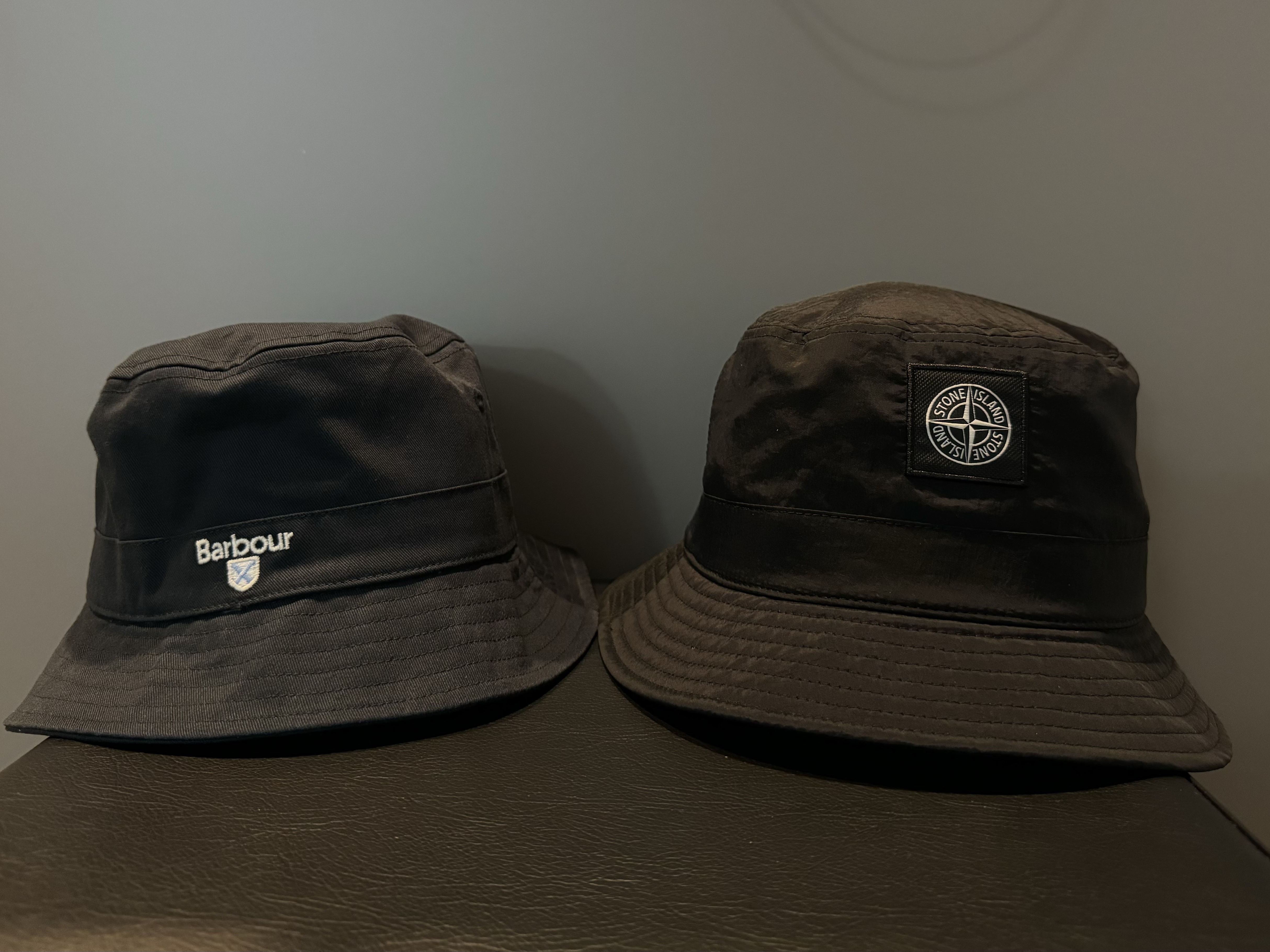 Barbour Cascade Bucket Hat Black, Stone Island 99376 Nylon Metal in Econyl Regenerated Nylon Bucket Hat Black - 23SS 착용 스타일