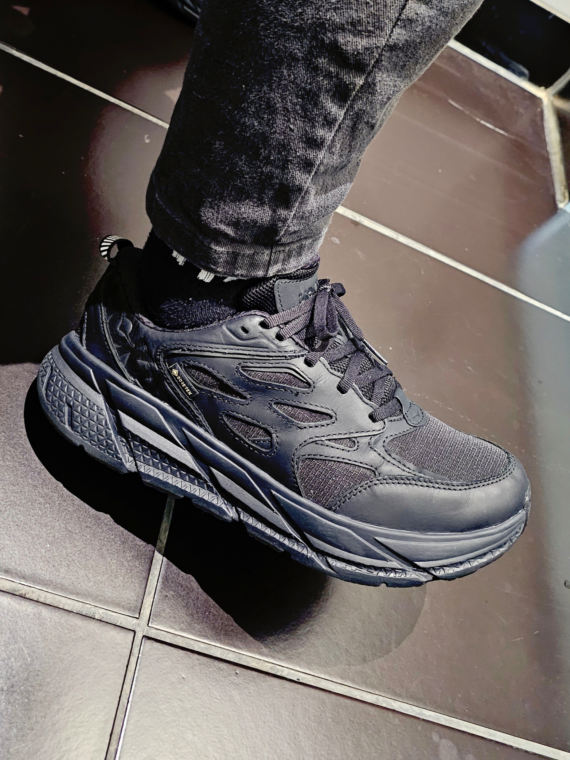 Hoka Clifton L Gore-Tex Black 착용 스타일