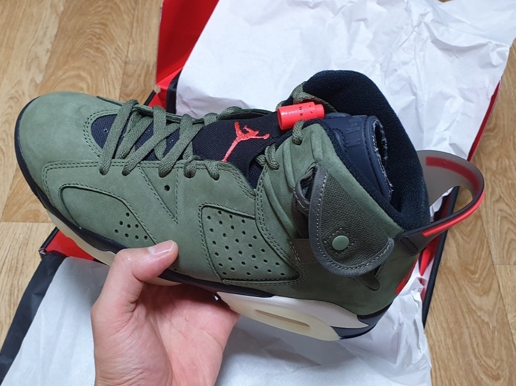 Jordan 6 x Travis Scott Retro Olive 착용 스타일 - 1