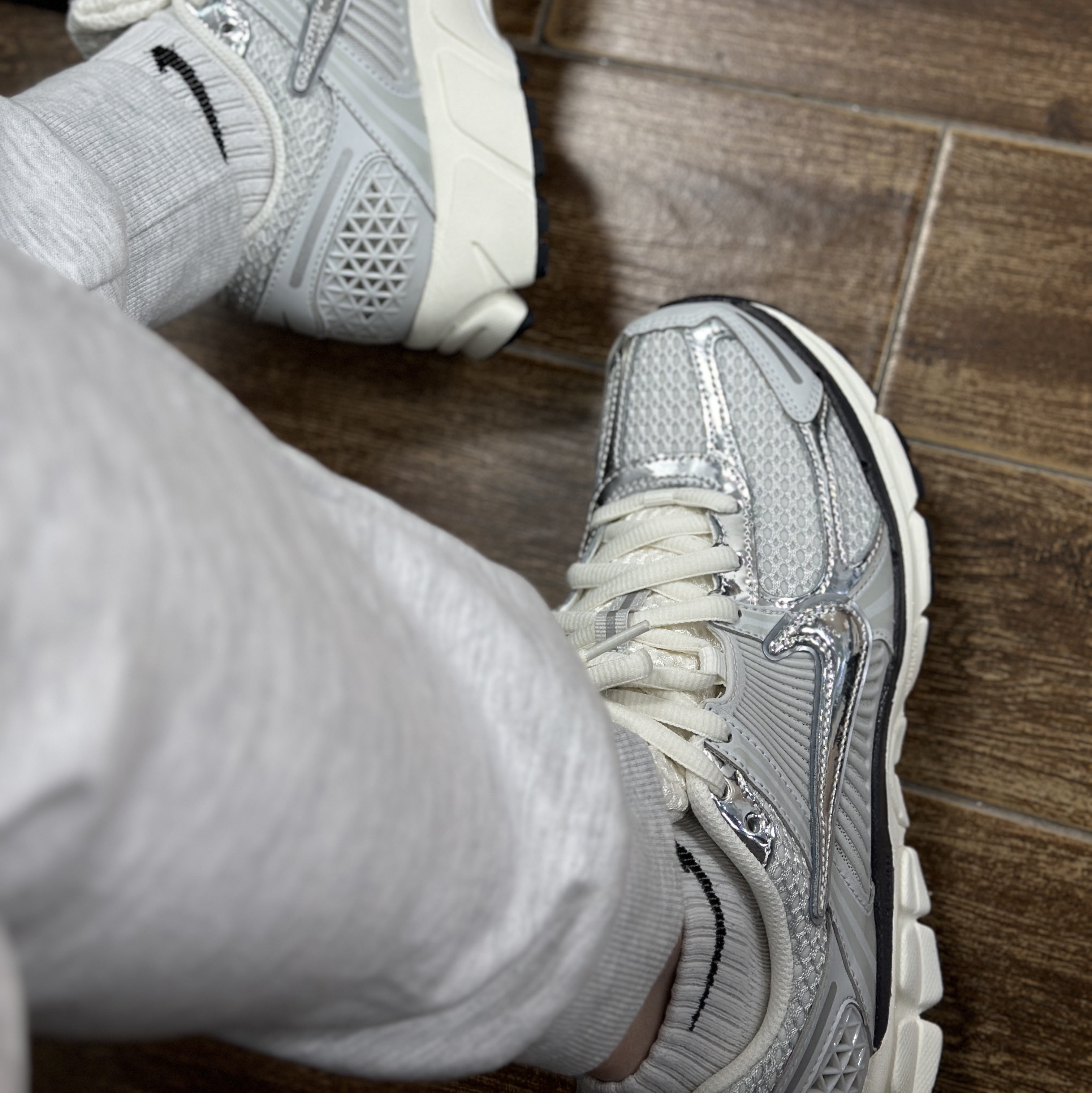 (W) Nike Zoom Vomero 5 Photon Dust and Metallic Silver 착용 스타일 - 1