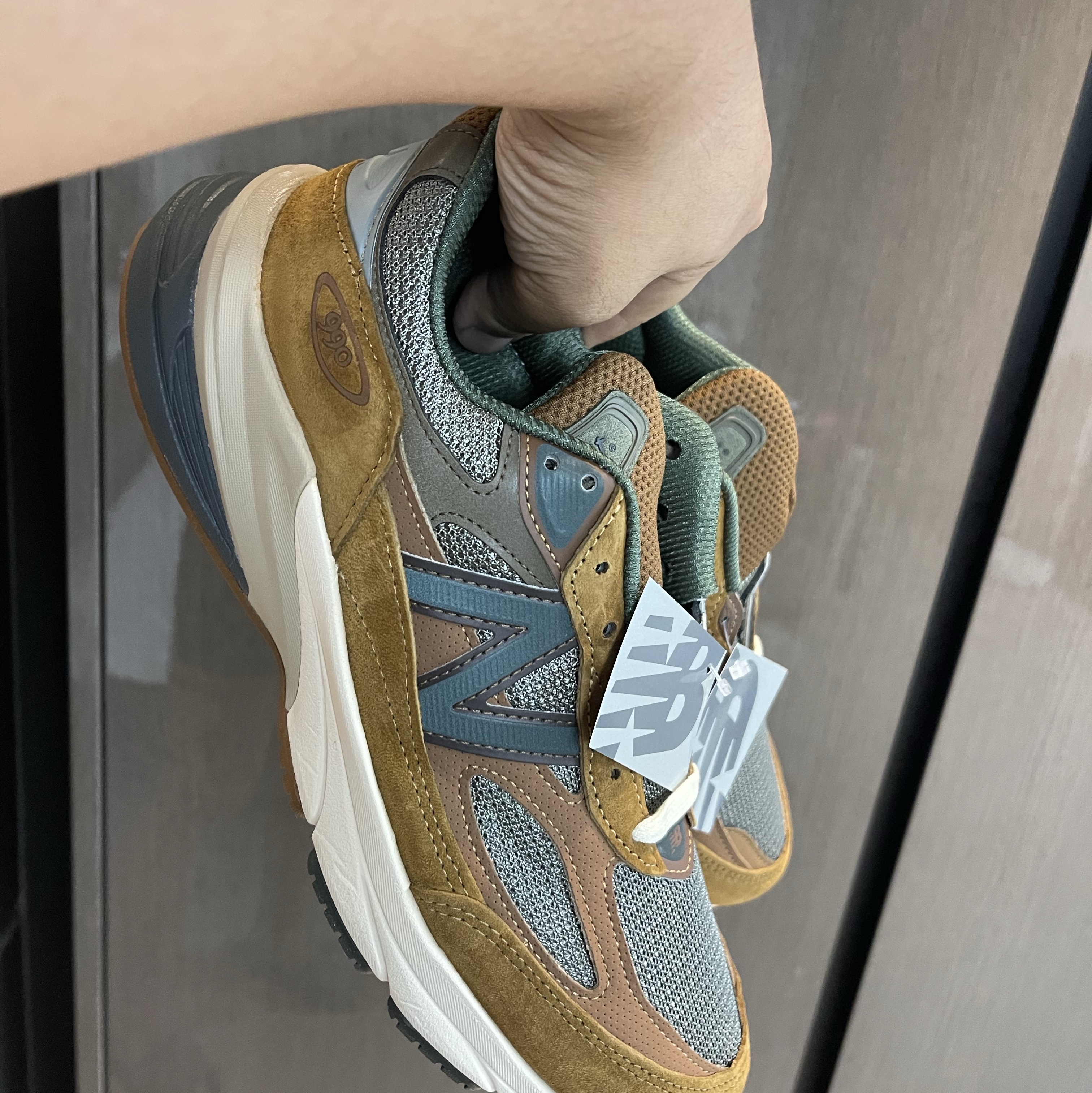 New Balance x Carhartt WIP 990v6 Made in USA Hamilton Brown Military Green 착용 스타일