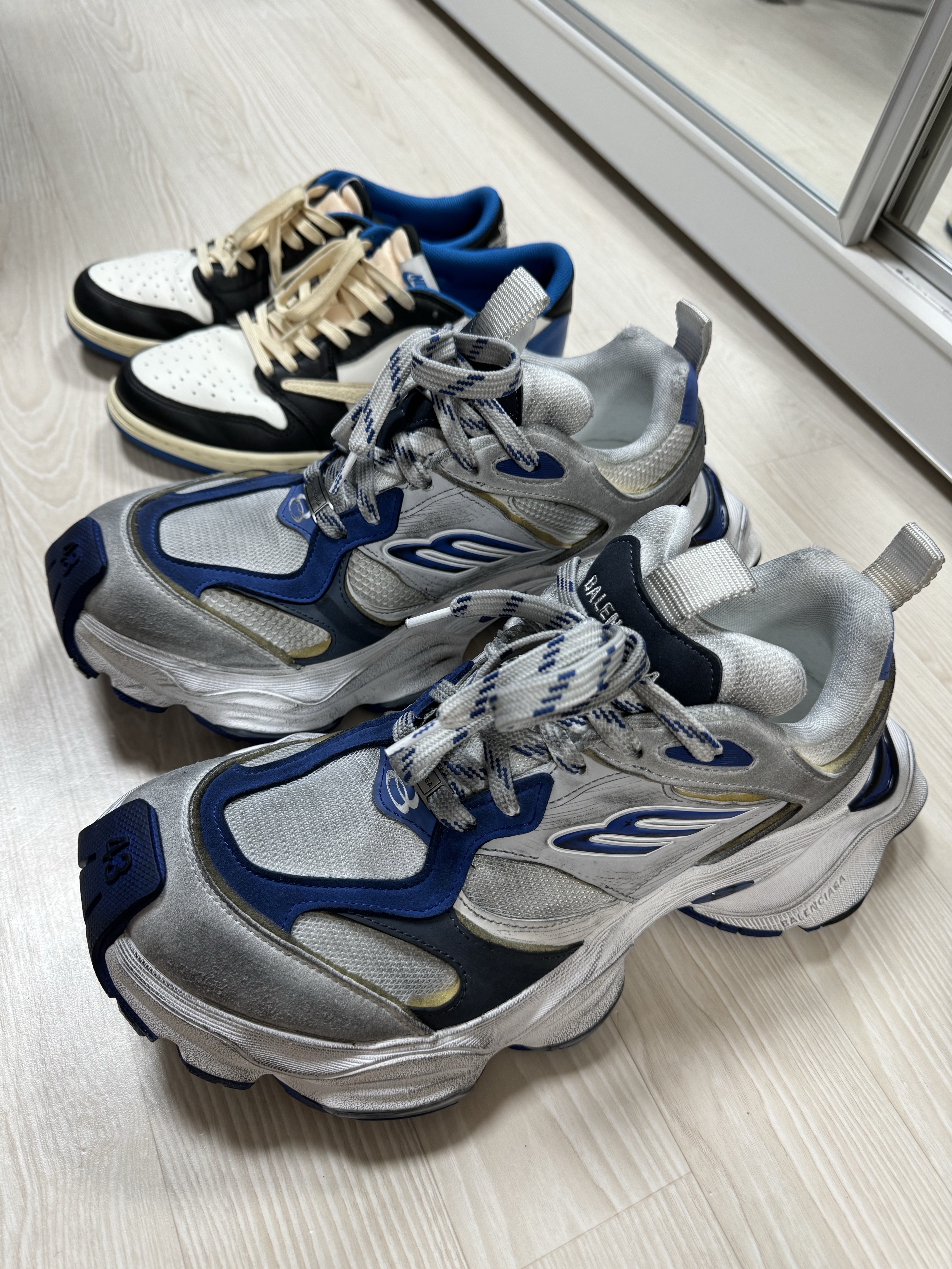 Jordan 1 x Travis Scott x Fragment Retro Low OG SP Military Blue, Balenciaga Cargo Sneakers Grey White Blue 착용 스타일 - 4