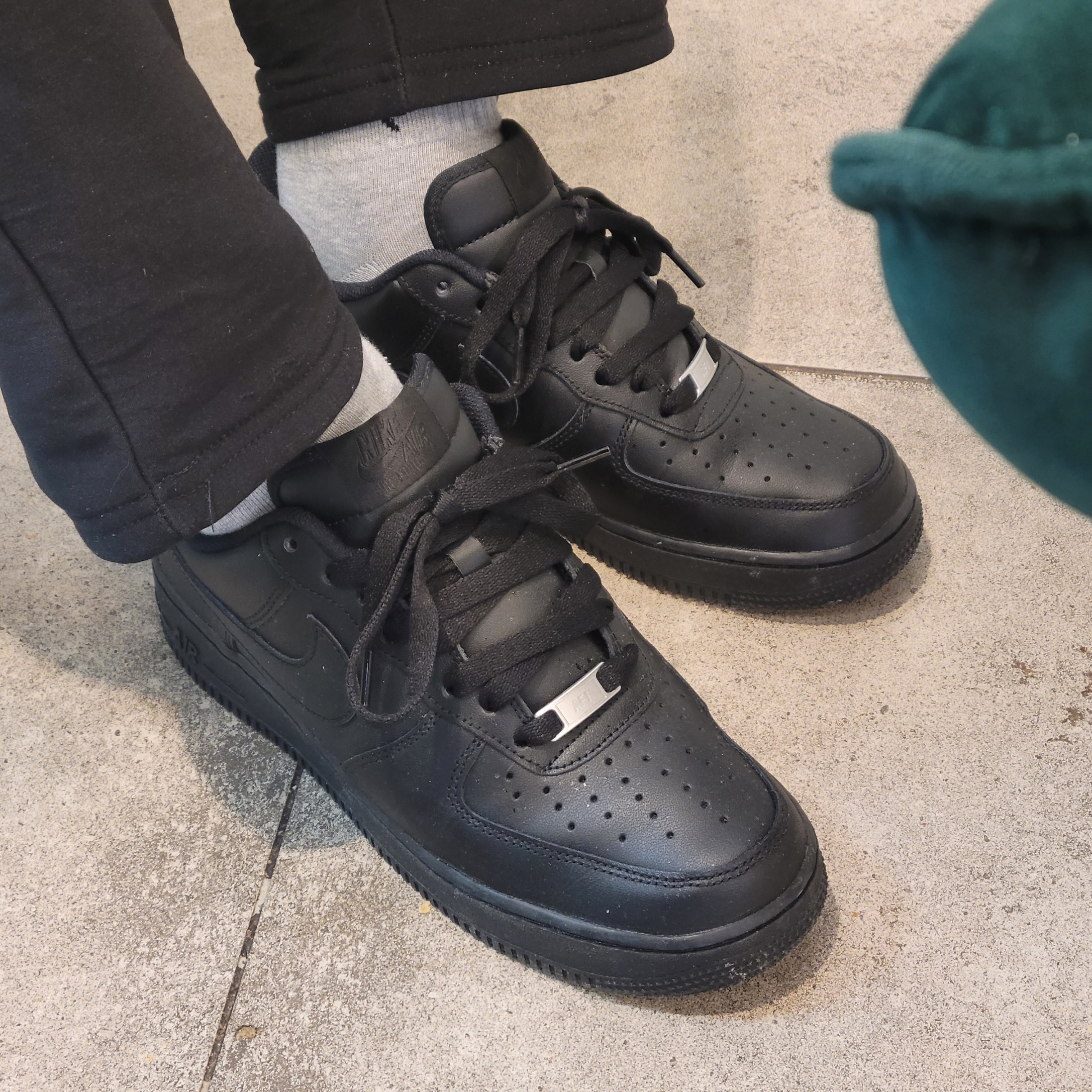 Nike Air Force 1 '07 Low Triple Black 착용 스타일 - 3