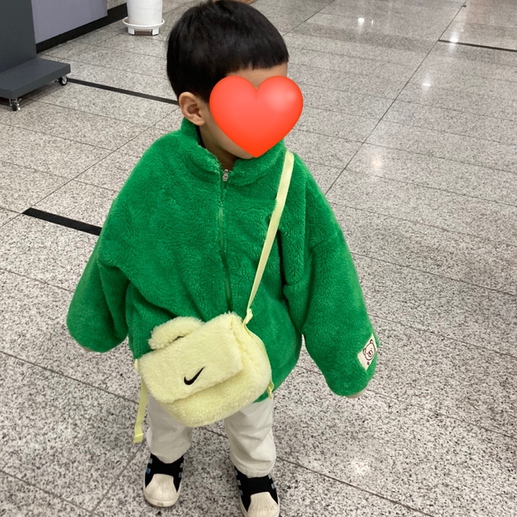(Kids) Nike NSW Faux Fur Crossbody Bag Neon 착용 스타일