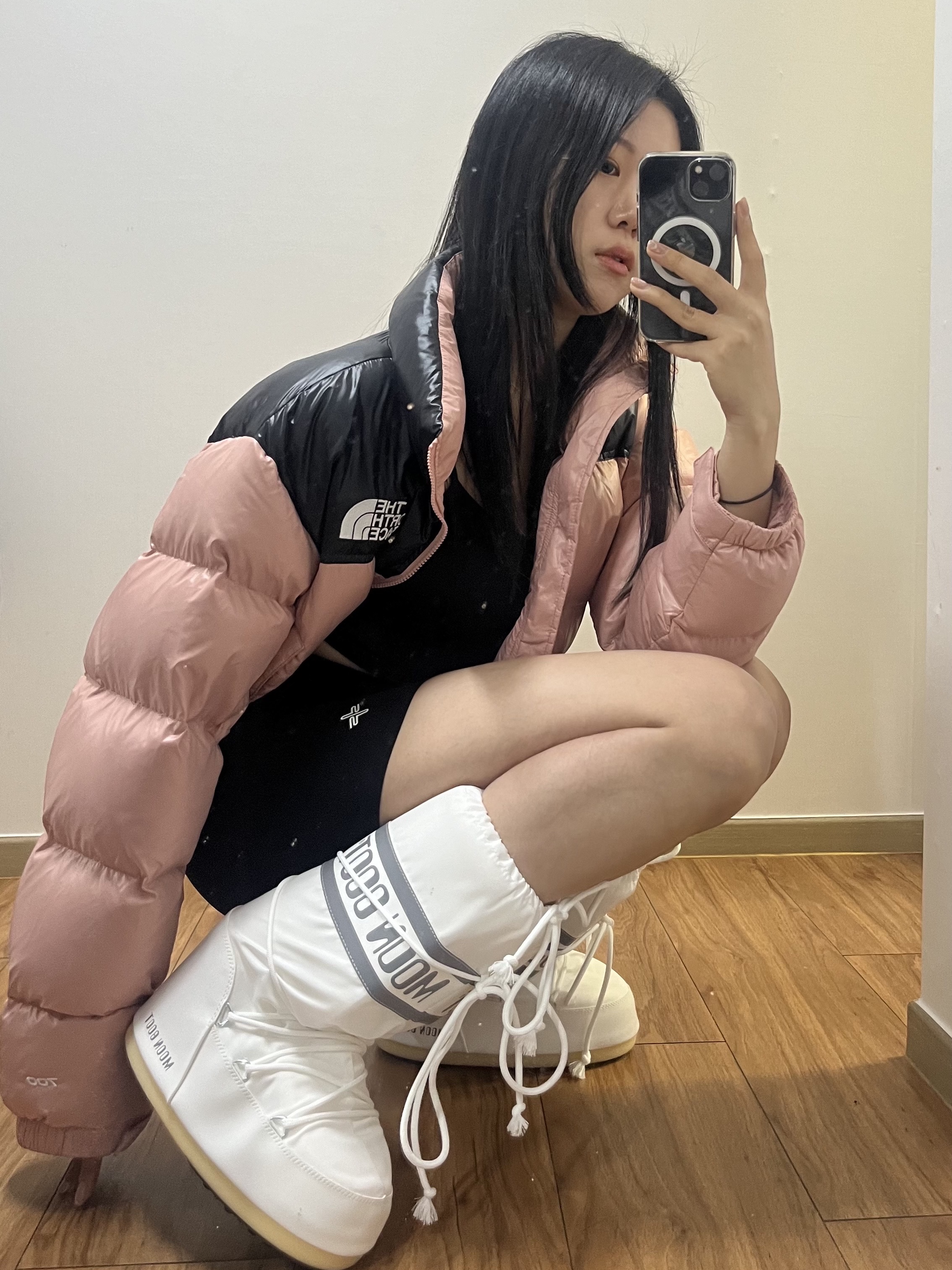 (W) Moon Boot Icon Nylon Boots White, (W) The North Face Nuptse Short Jacket Rose Tan 착용 스타일 - 1