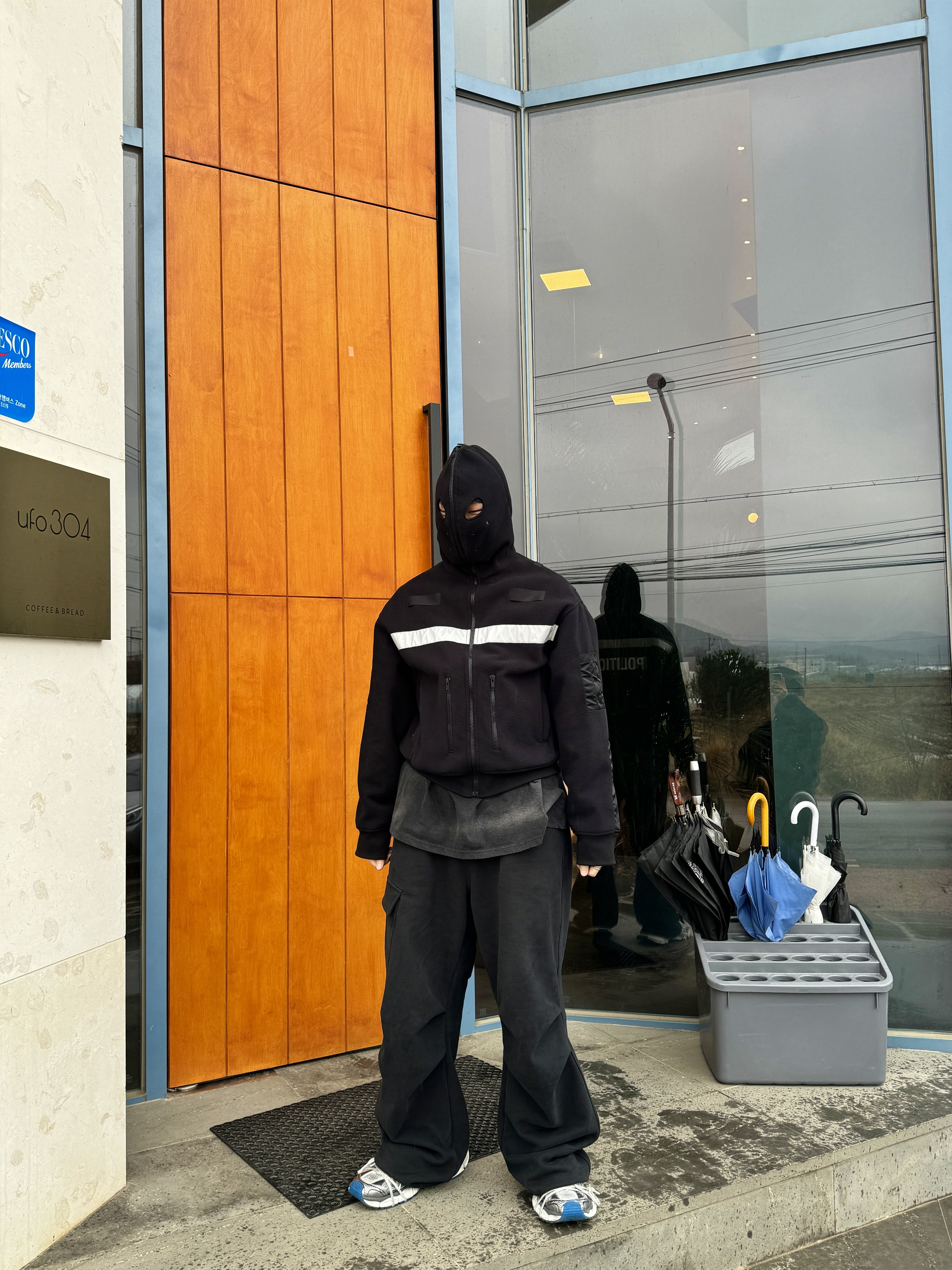Project G/R Politico Fleece Jacket Black, Farfromwhat Far Washed Sponsor Logo T-Shirt Black 착용 스타일 - 3