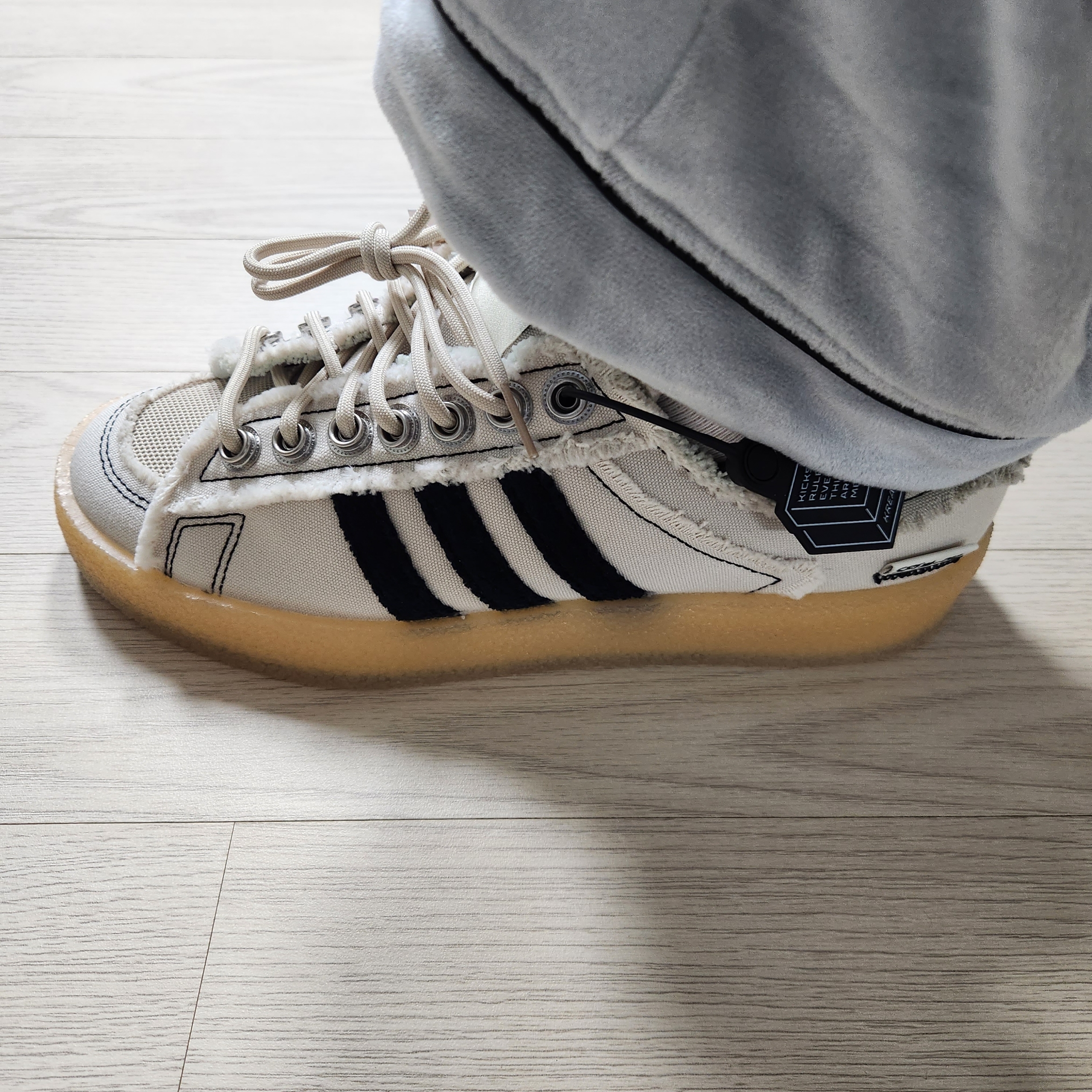 Adidas x Song for the Mute Campus 80s Bliss Core Black 착용 스타일 - 2