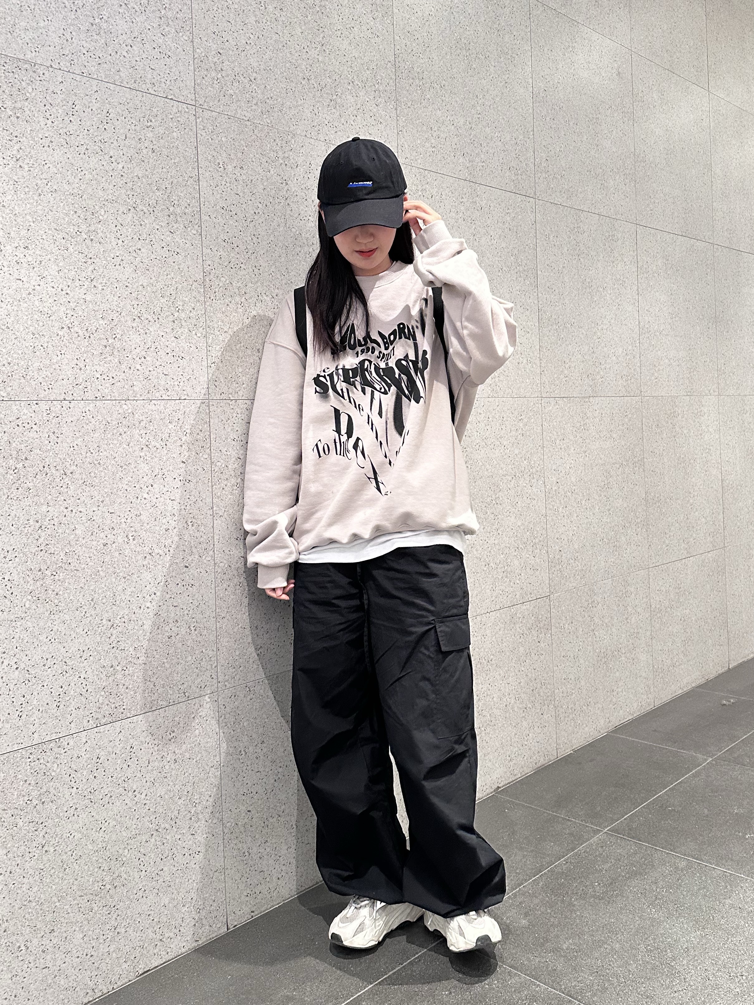 Adidas Yeezy Boost 700 V2 Static 2018, Supreme Mesh Small Backpack Black - 23SS 착용 스타일 - 1
