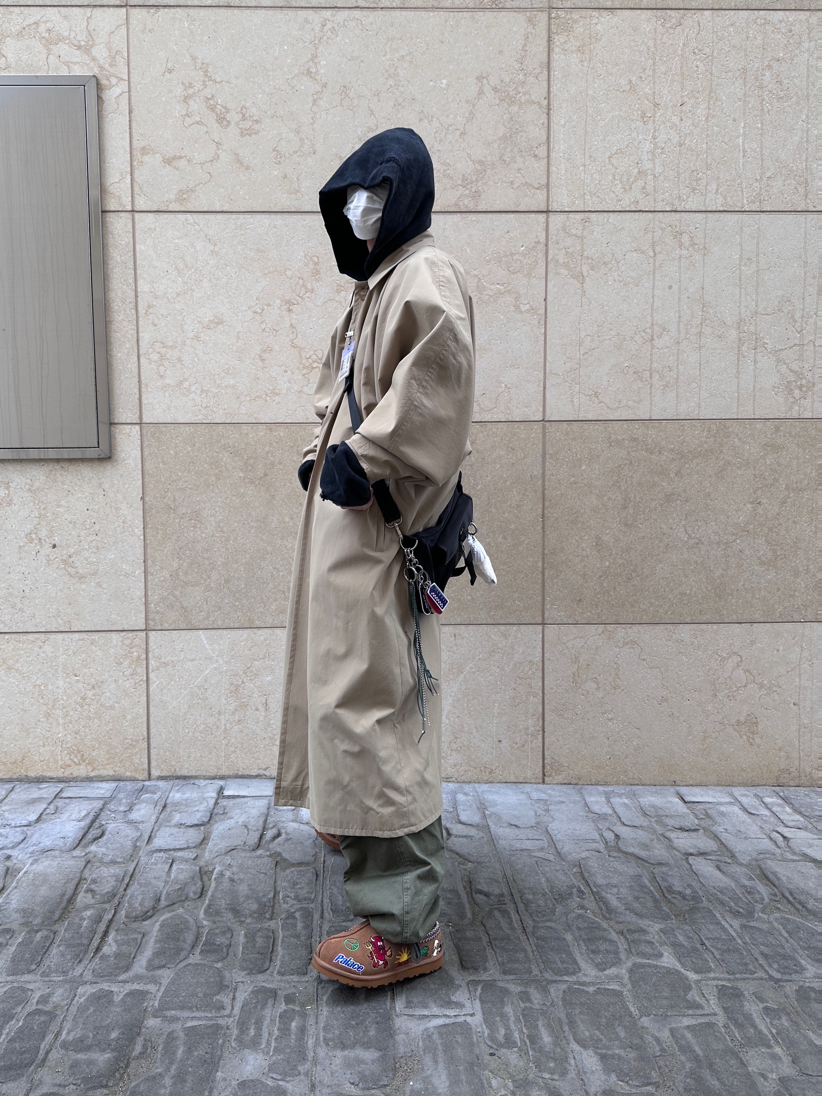 STU Hook Dolman Coat Beige with Name Tag, UGG x Palace Tasman Slipper Chestnut 착용 스타일 - 2