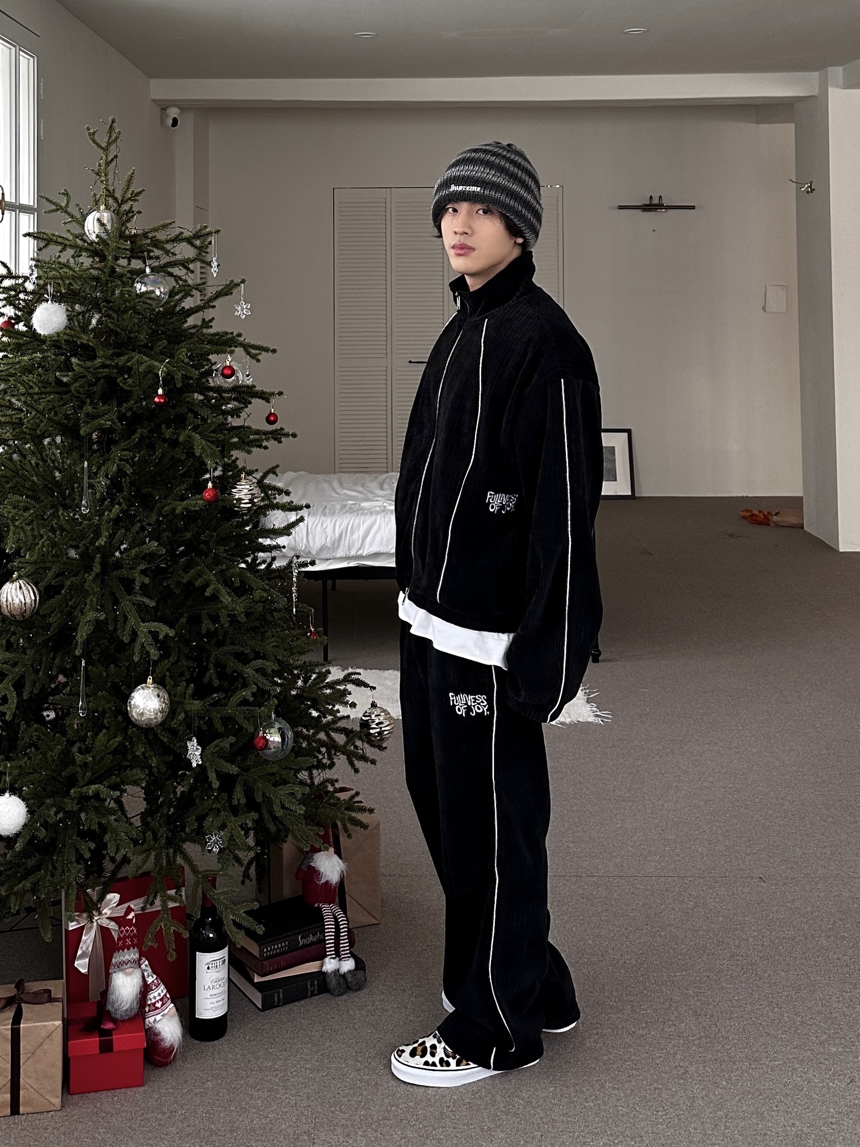 Supreme Ombre Stripe Beanie Black - 22FW, Vans Era Leopard True White 착용 스타일 - 2