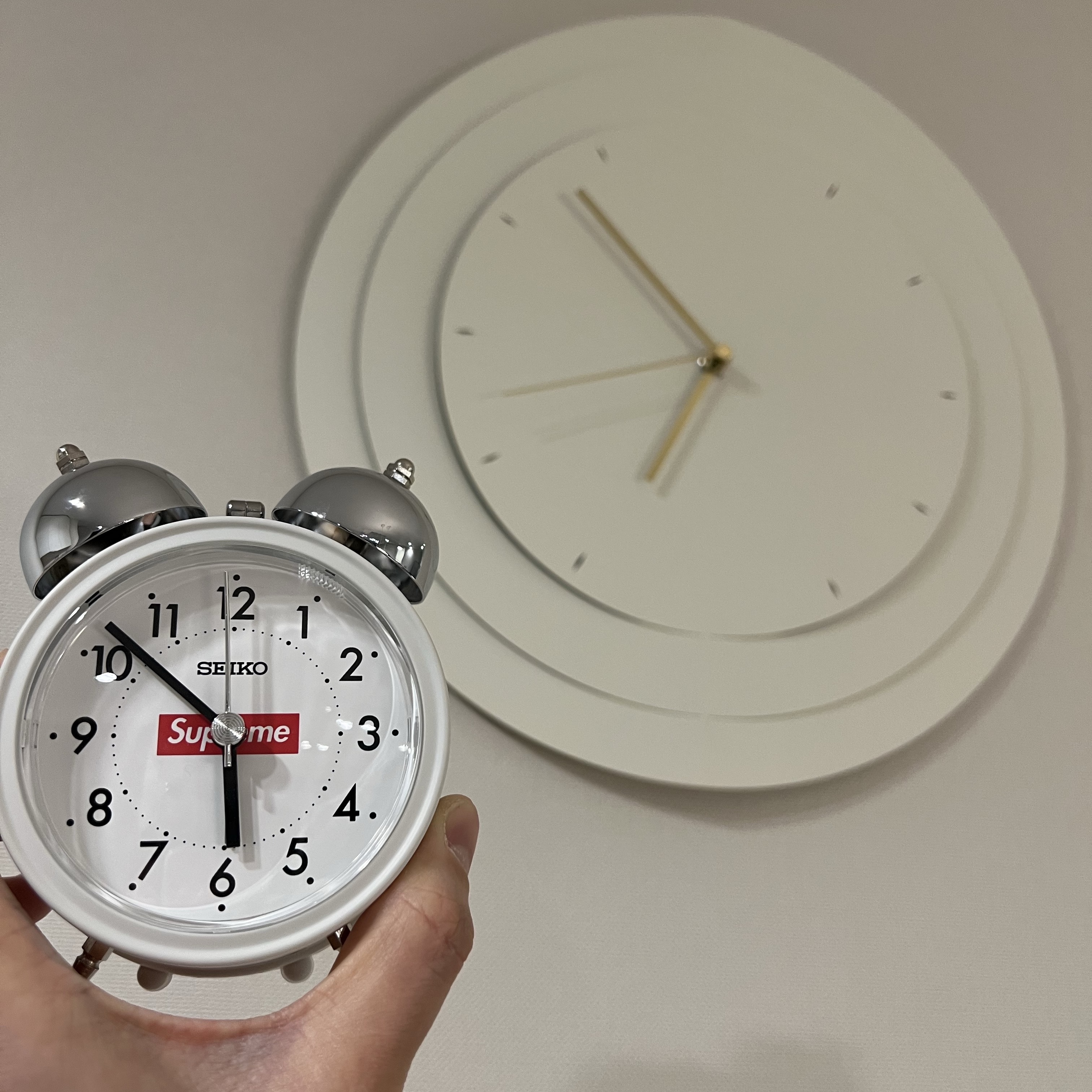 Supreme x Seiko Alarm Clock White - 22FW 착용 스타일