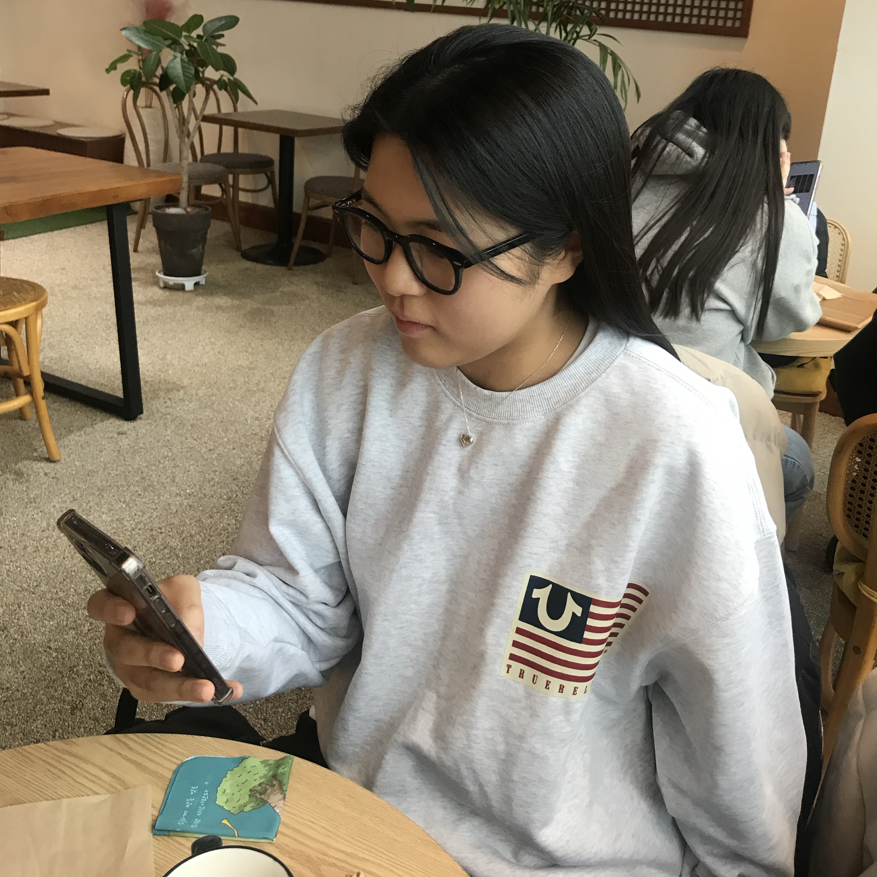 True Religion Old Glory Crewneck Melange Grey, Gentle Monster Day 01 OPT Black 착용 스타일