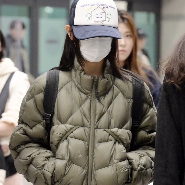 Roa Hiking Light Down Jacket Dark Green, (W) Mischief Not For Sale T-Shirt White - The Hyundai Seoul Exclusive 착용 스타일 - 1