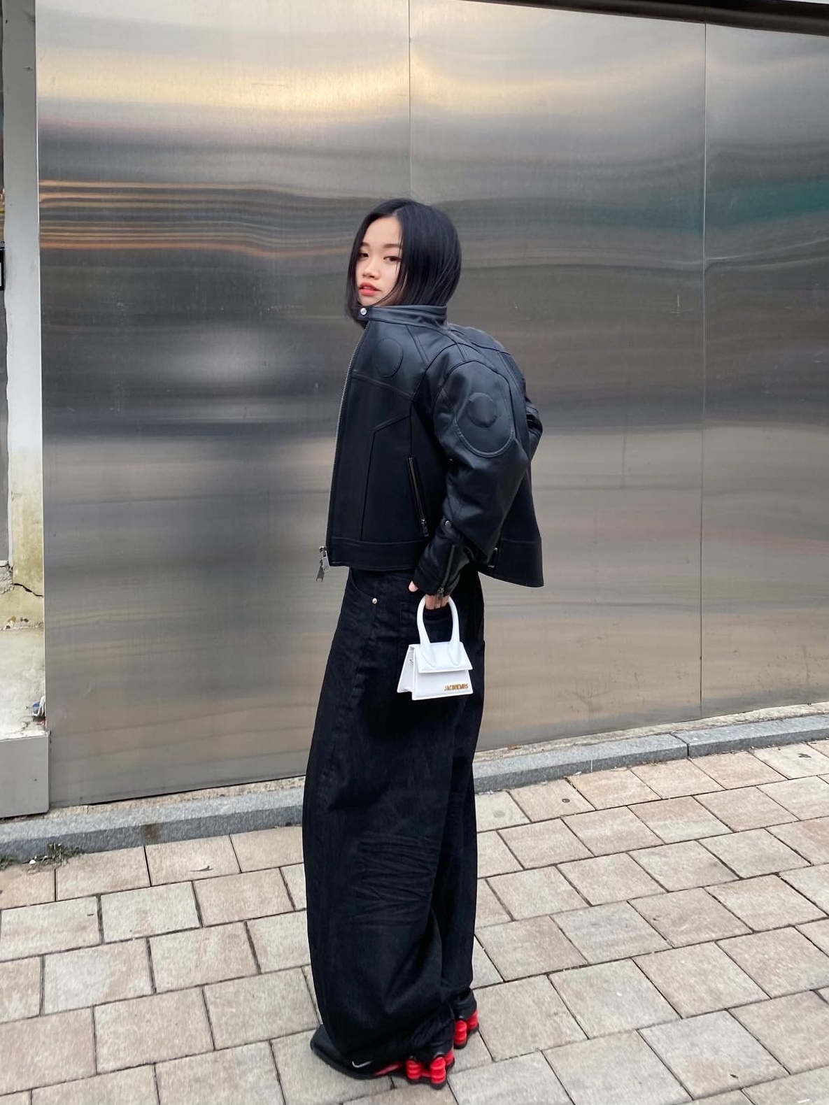 Nike x Martine Rose Shox MR4 Black, Jacquemus Le Chiquito Signature Mini Handbag Light Greige 착용 스타일