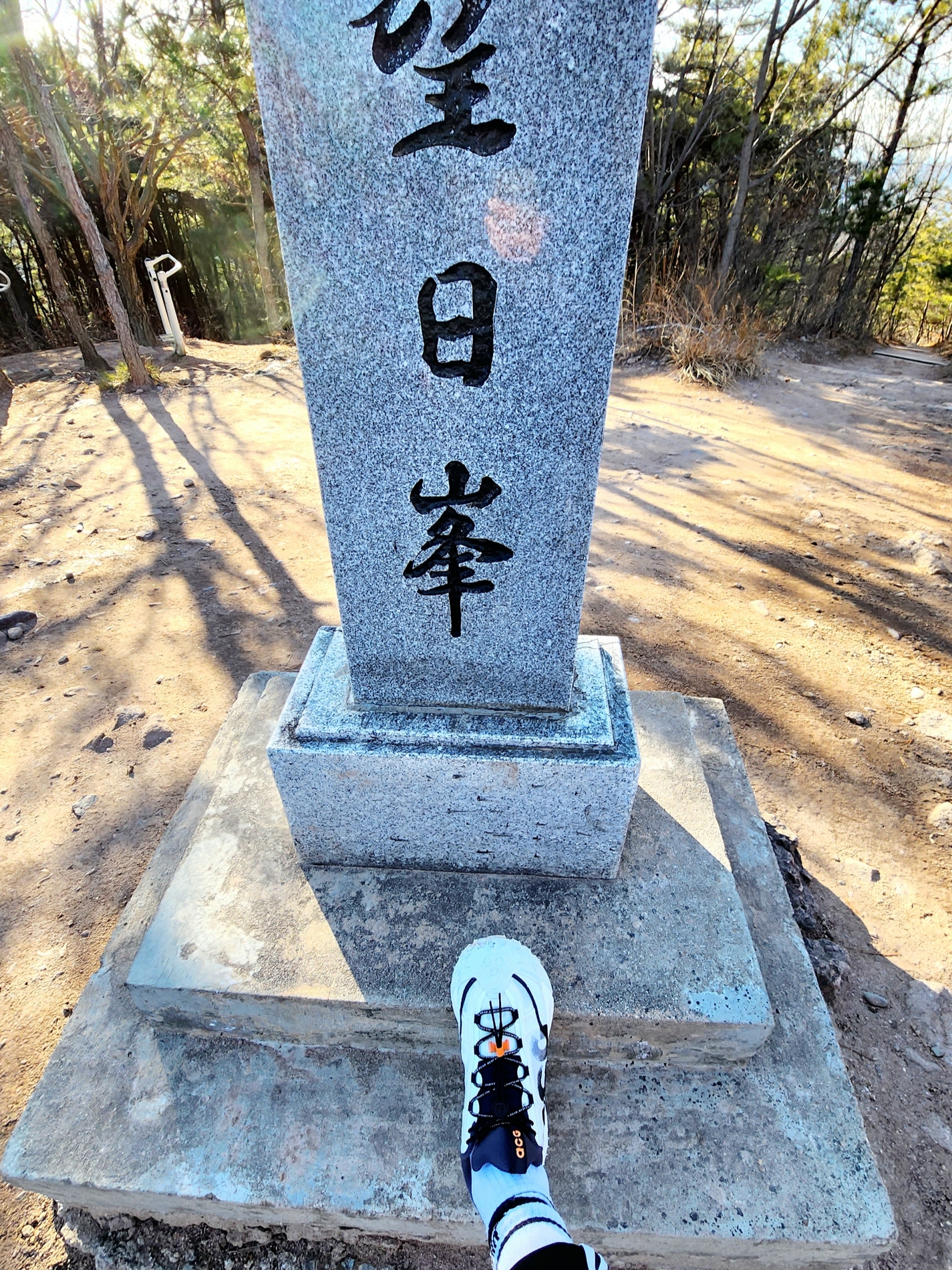 Nike ACG Mountain Fly 2 Low Summit White and Bright Mandarin 착용 스타일 - 2