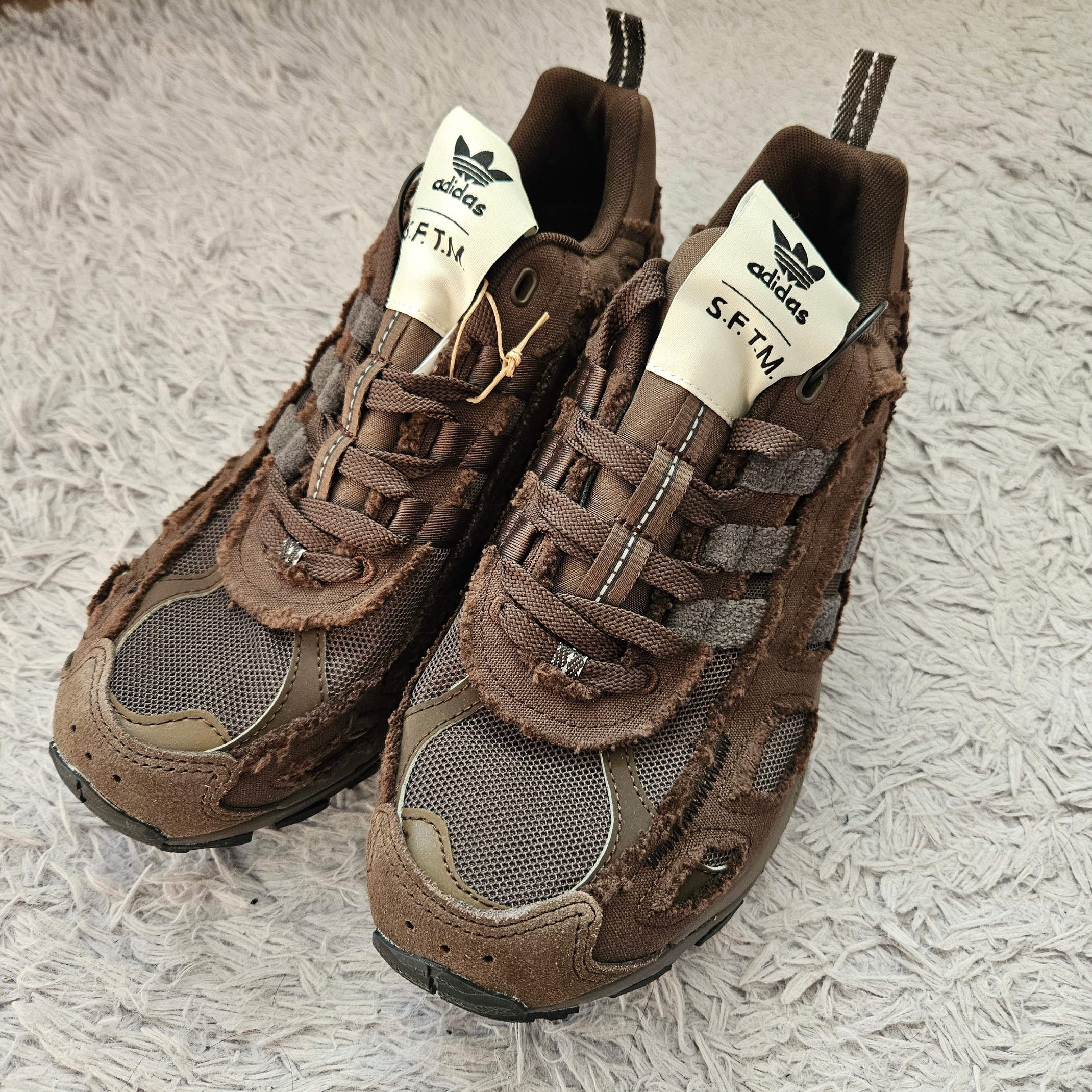 Adidas x Song for the Mute Shadowturf Dark Brown 착용 스타일 - 2