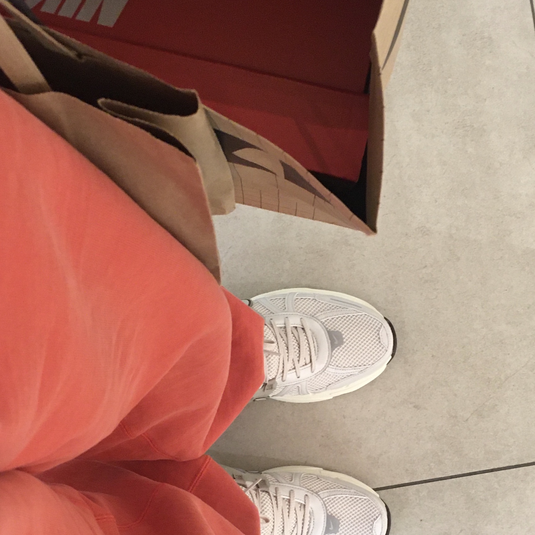 Nike V2K Run Light Orewood Brown Khaki, Nike x Stussy Pigment Dyed Fleece Pants Habanero Red (FJ9158-642) 착용 스타일