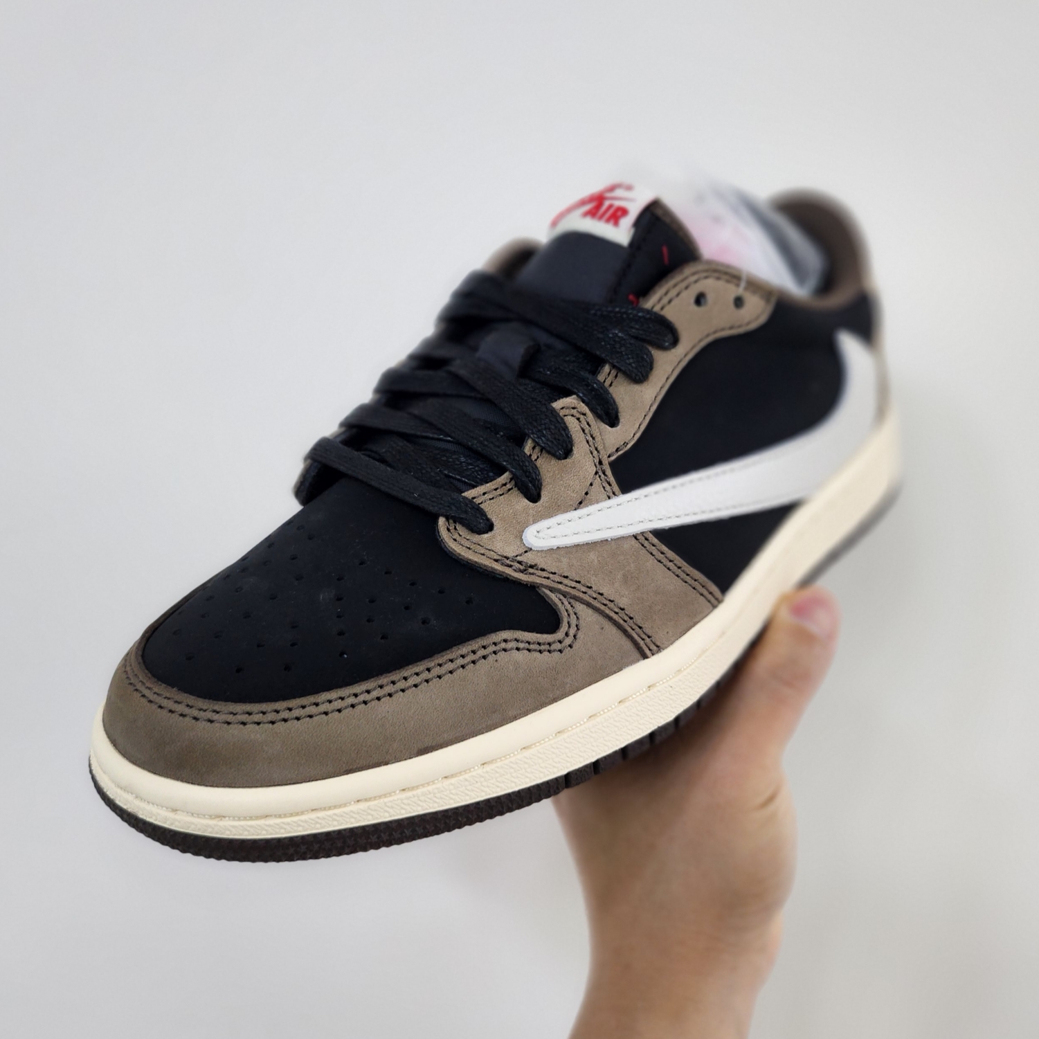 Jordan 1 x Travis Scott Retro Low OG SP Mocha 착용 스타일 - 1