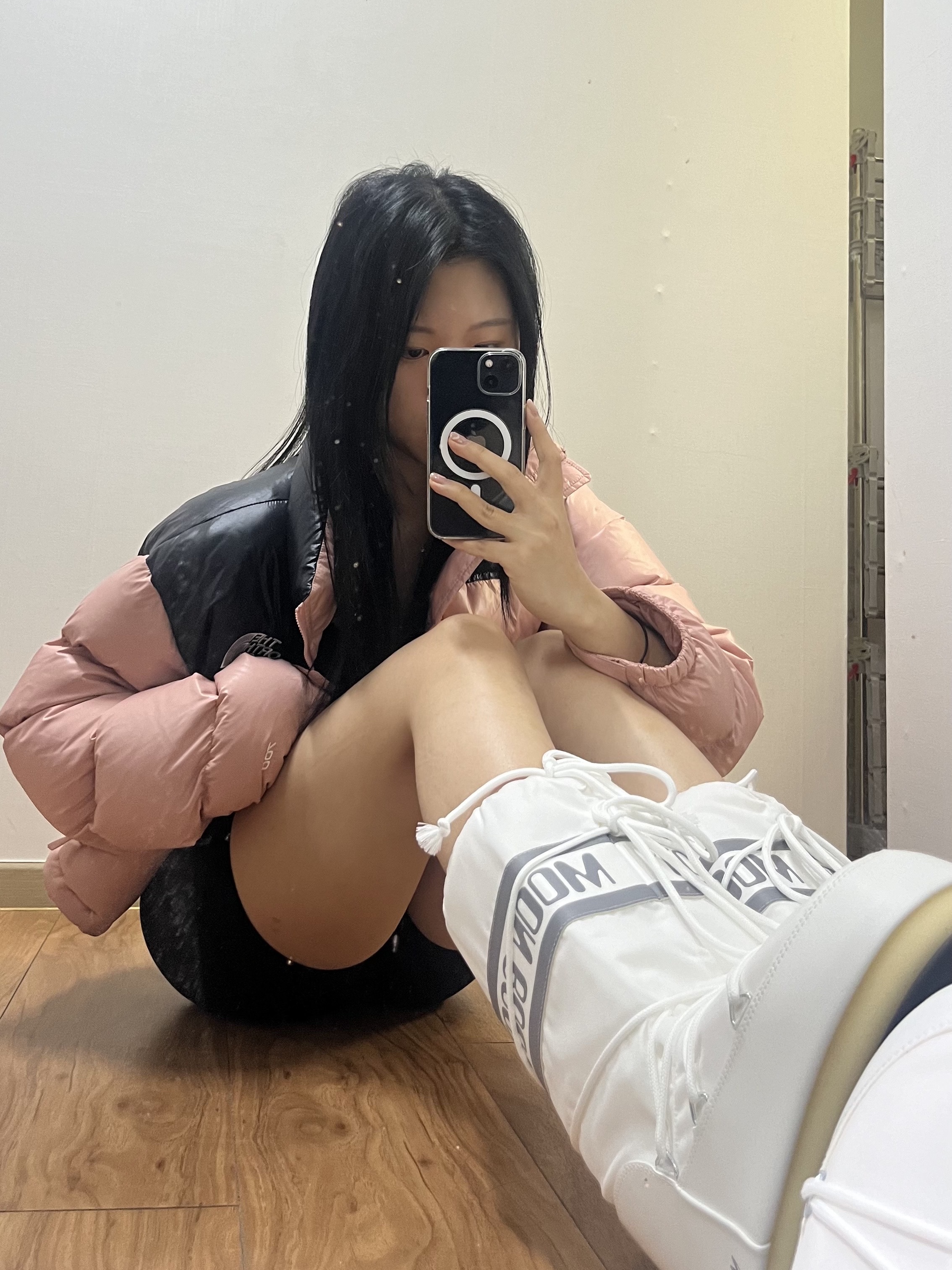 (W) Moon Boot Icon Nylon Boots White, (W) The North Face Nuptse Short Jacket Rose Tan 착용 스타일 - 3