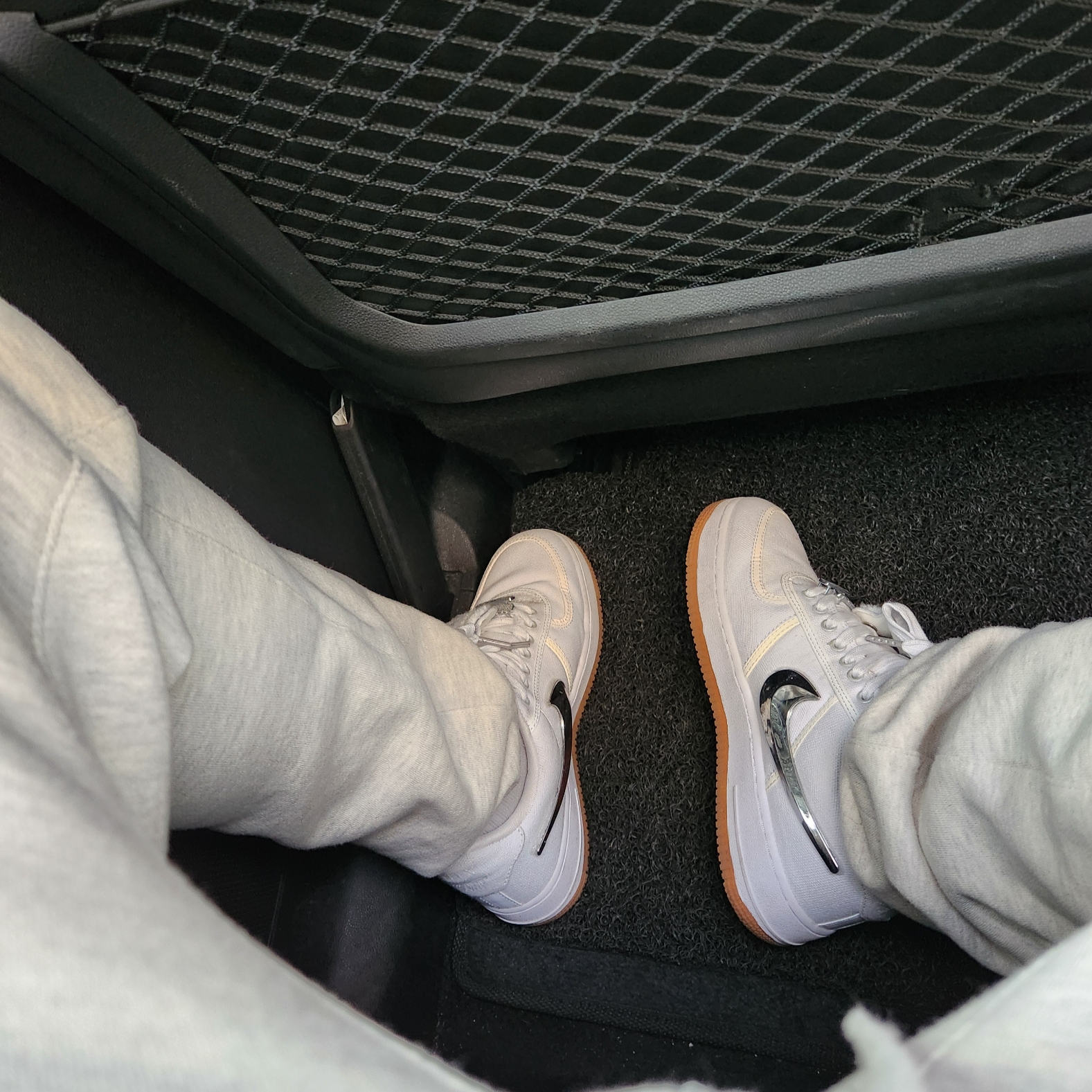 Nike x Travis Scott Air Force 1 Low White 착용 스타일