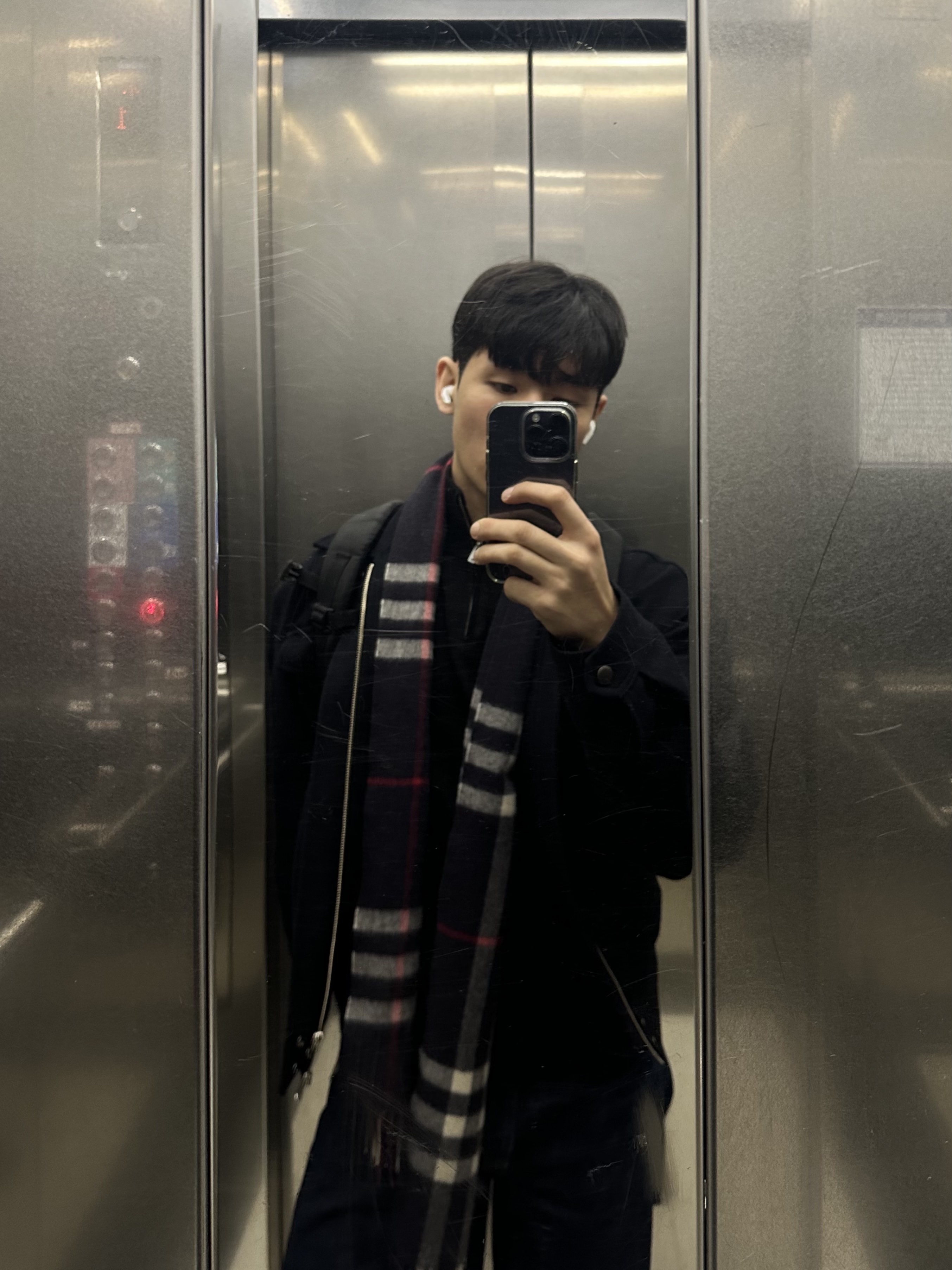 Burberry Classic Check Cashmere Muffler Navy 착용 스타일 - 2