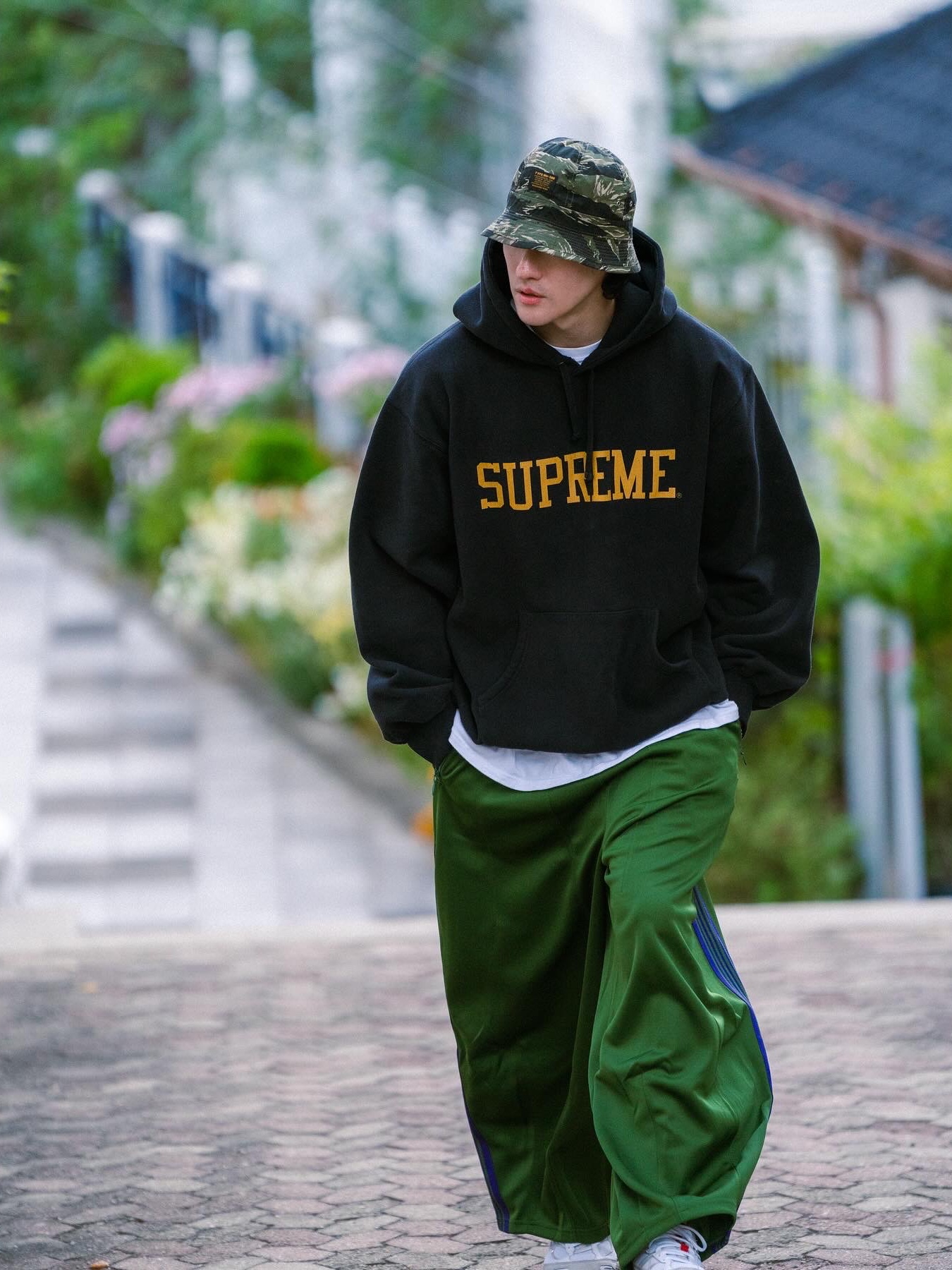 Supreme Varsity Hooded Sweatshirt Black - 23FW, Needles H.D. Track Pants Poly Smooth Ivy Green 착용 스타일 - 1