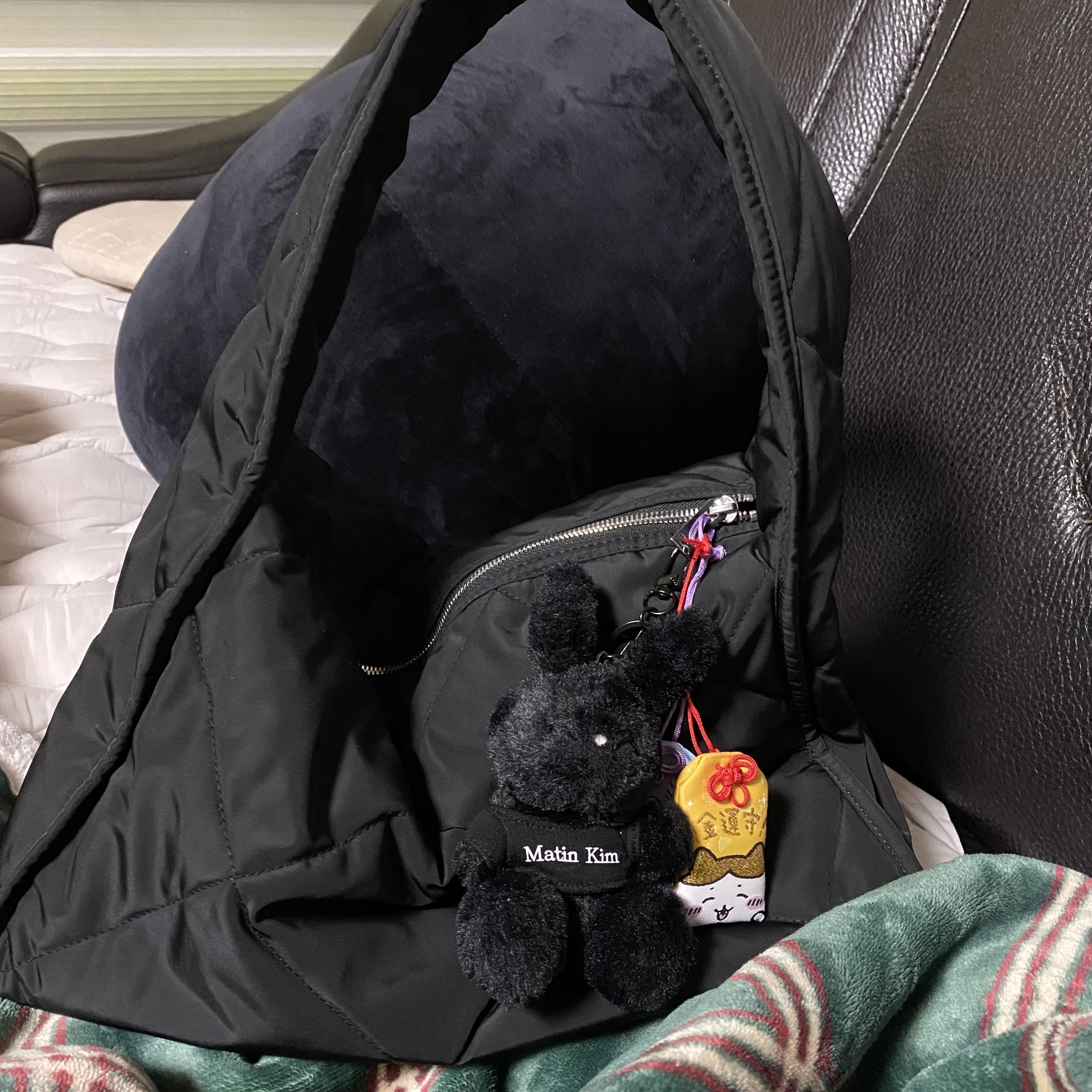 COS Diamond Quilted Hand Bag Black, Matin Kim Black Bunny Toy Keyring Black 착용 스타일