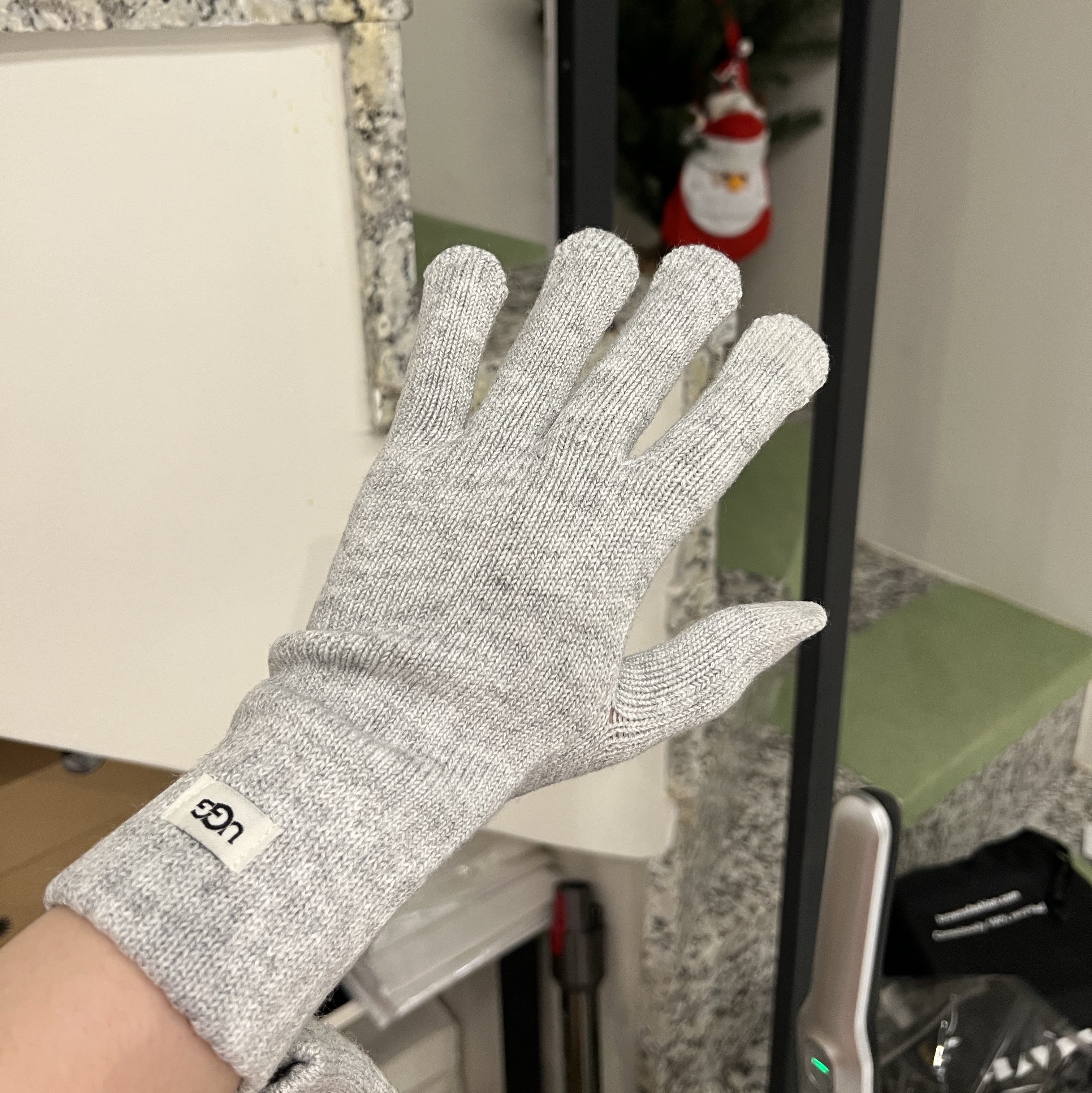 (W) UGG Knit Tech Gloves Grey Heather 착용 스타일