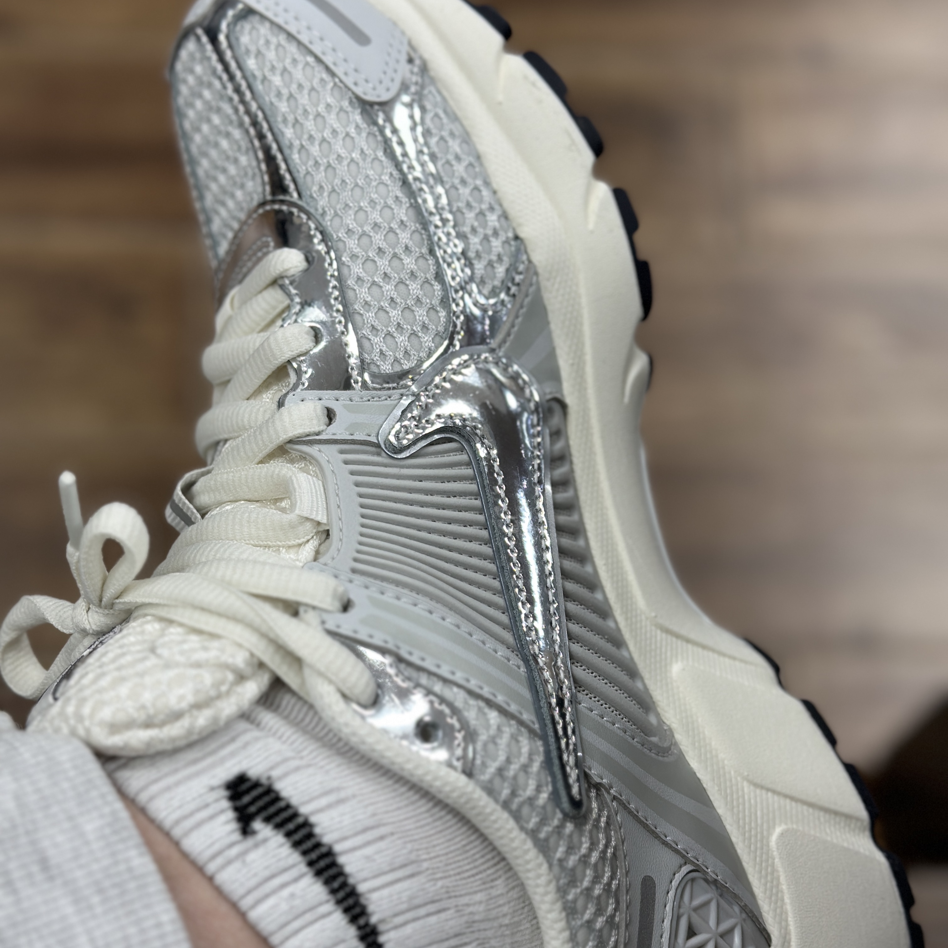 (W) Nike Zoom Vomero 5 Photon Dust and Metallic Silver 착용 스타일 - 2