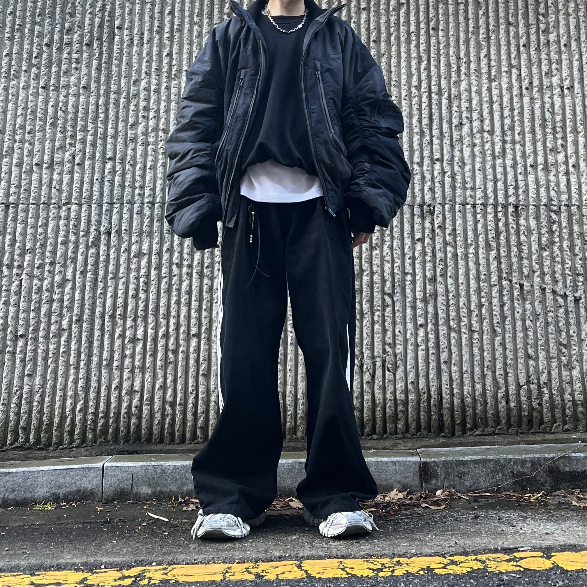 Balenciaga x Adidas Large Baggy Trousers Black, Balenciaga 3XL Sneakers Light Beige 착용 스타일 - 1