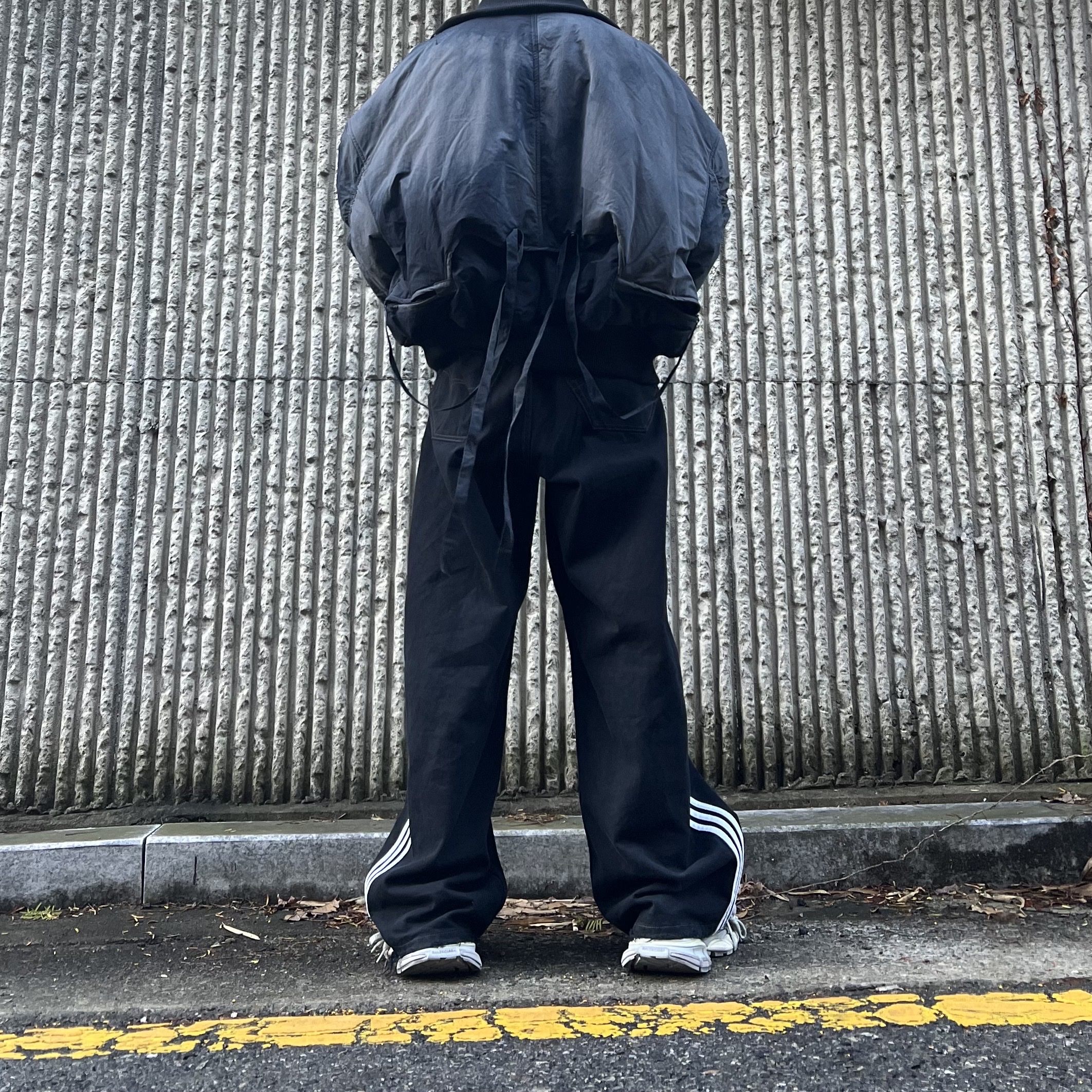 Balenciaga x Adidas Large Baggy Trousers Black, Balenciaga 3XL Sneakers Light Beige 착용 스타일 - 3