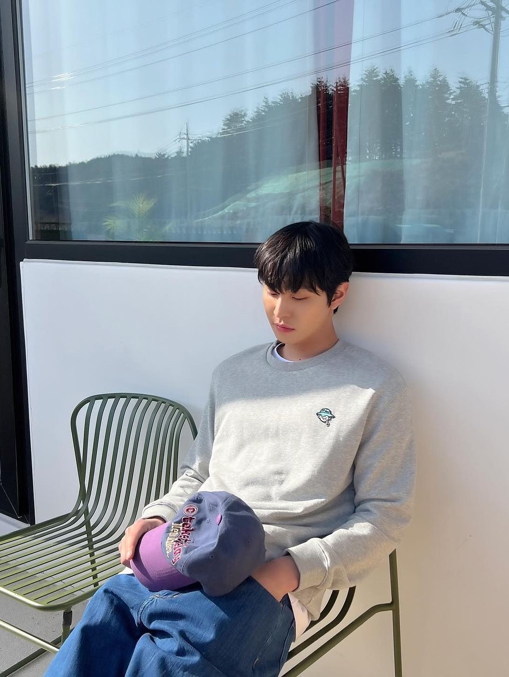 Supreme Box Logo Crewneck Heather Grey - 22FW, Stone Island 62420 Brushed Cotton Fleece Garment Dyed Crewneck Sweatshirt Black - 23FW 착용 스타일 - 4