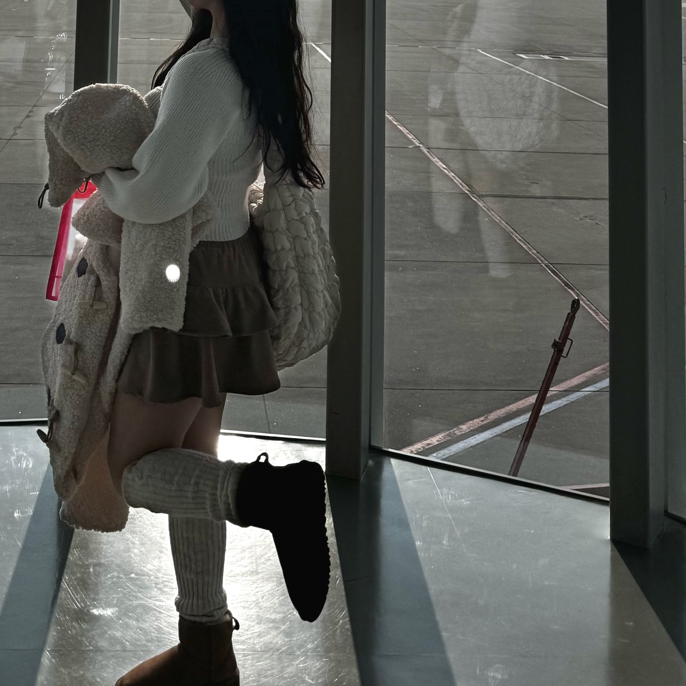 COS Quilted Oversized Shoulder Bag Off White Light Beige, (W) UGG Classic Mini II Boots Chestnut 착용 스타일
