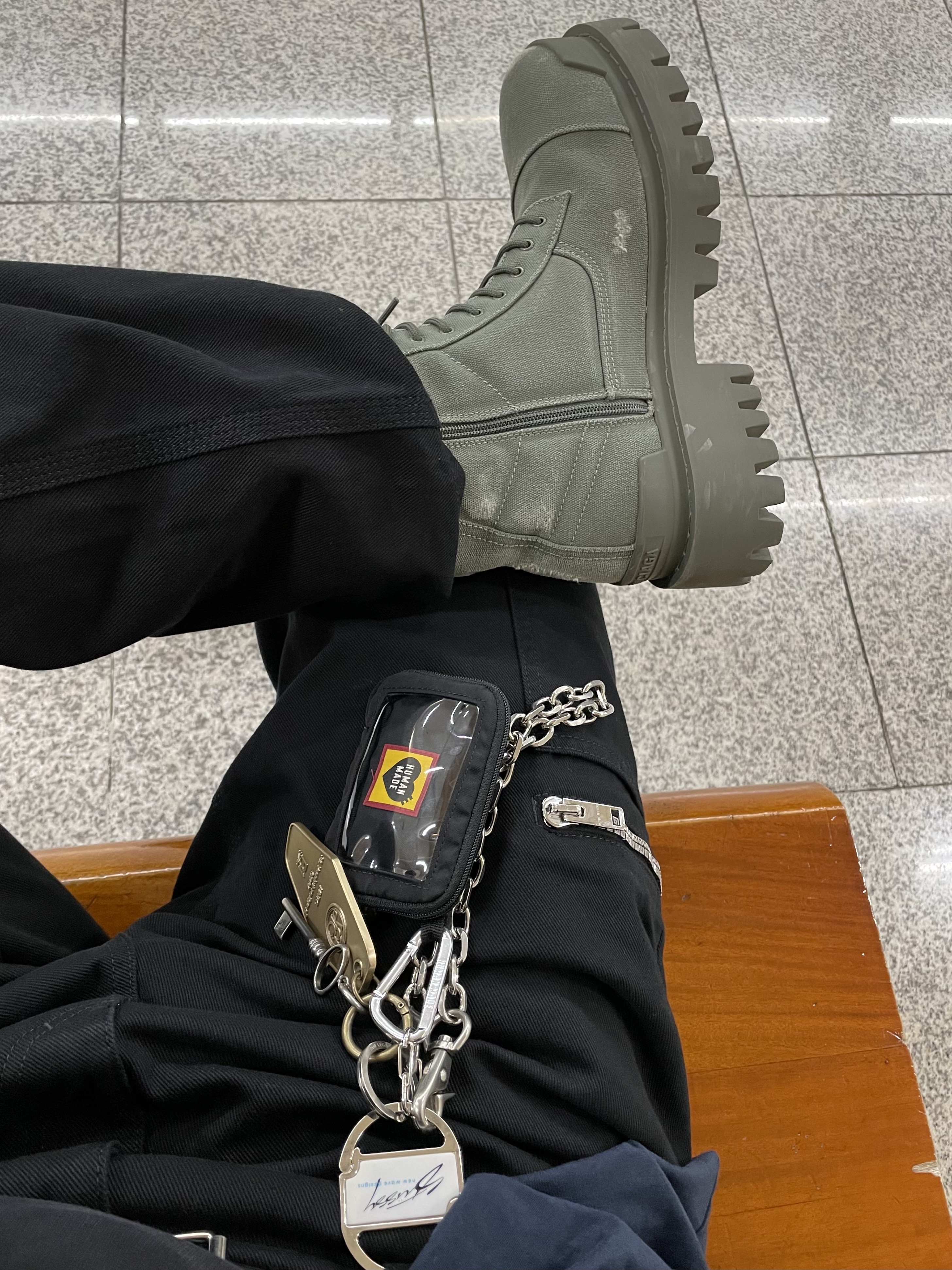 Human Made Military Card Case Black, Balenciaga Combat Strike 20mm Boot Kaki 착용 스타일