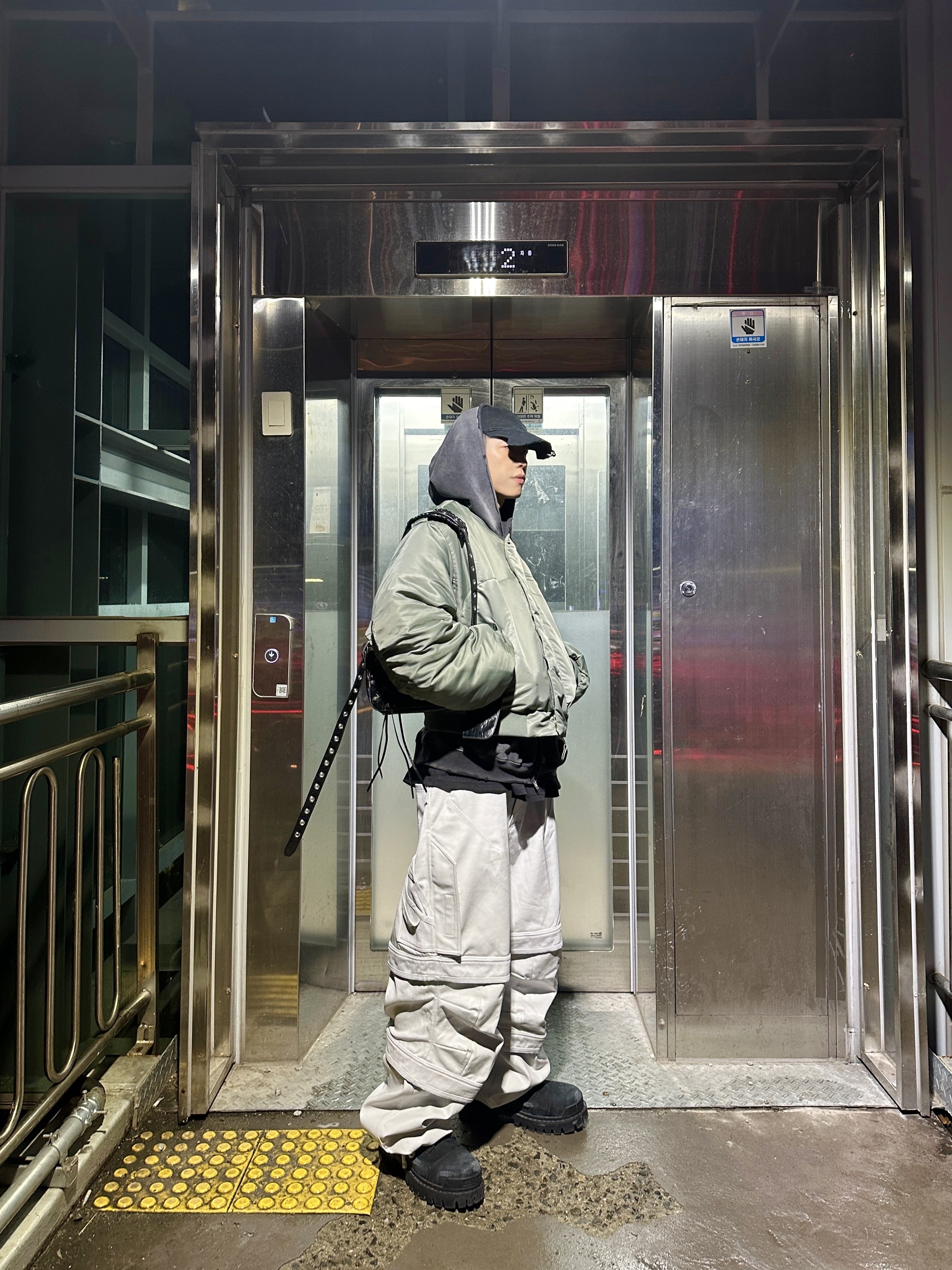 Farfromwhat Far Layered Work Pants White, Balenciaga Arena Lambskin Aged Silver Hardware Le Cagole XS Flap Bag Black 착용 스타일 - 1