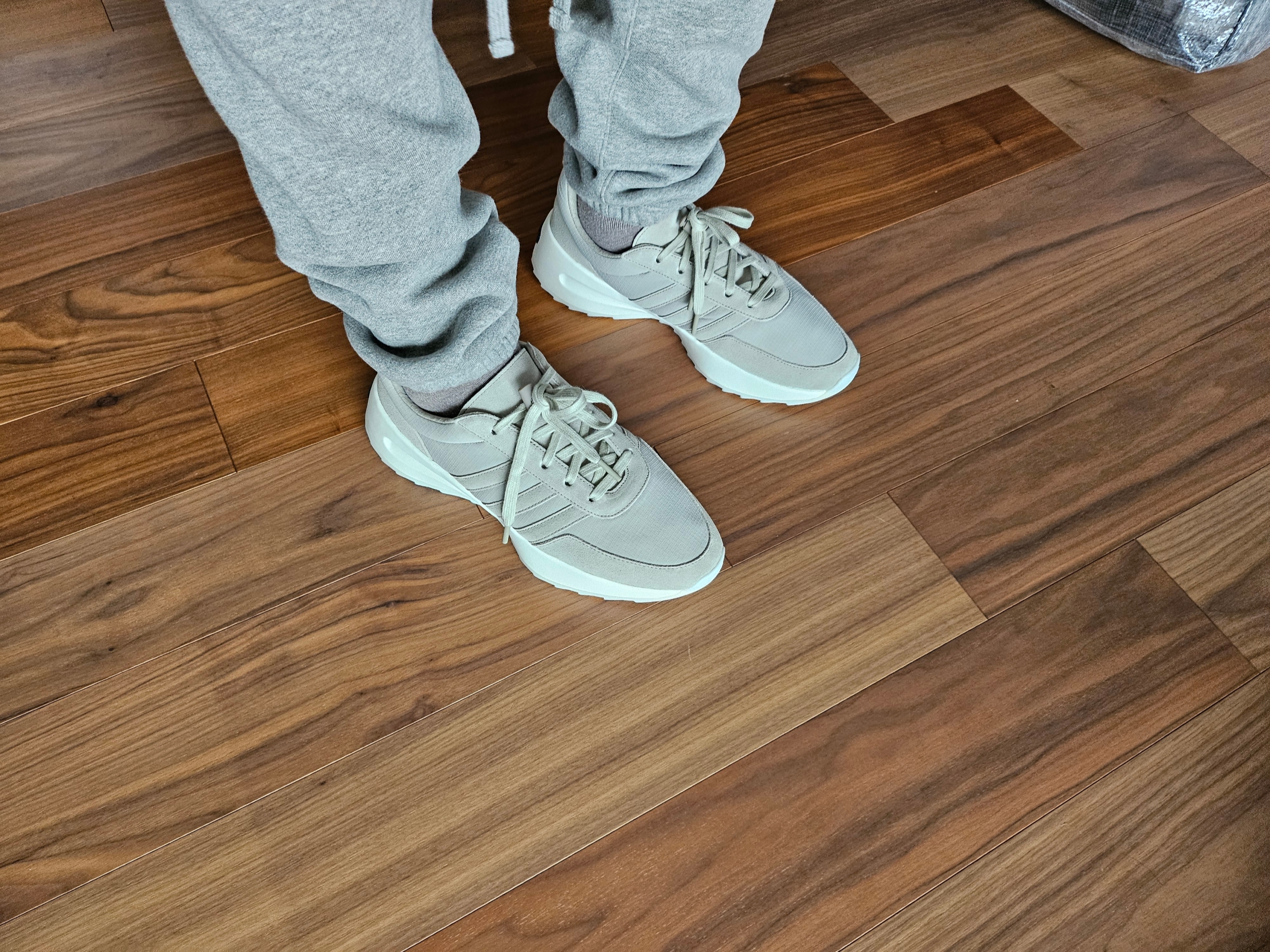 Adidas x Fear of God Athletics Los Angeles Runner Sesame Cloud White 착용 스타일 - 1