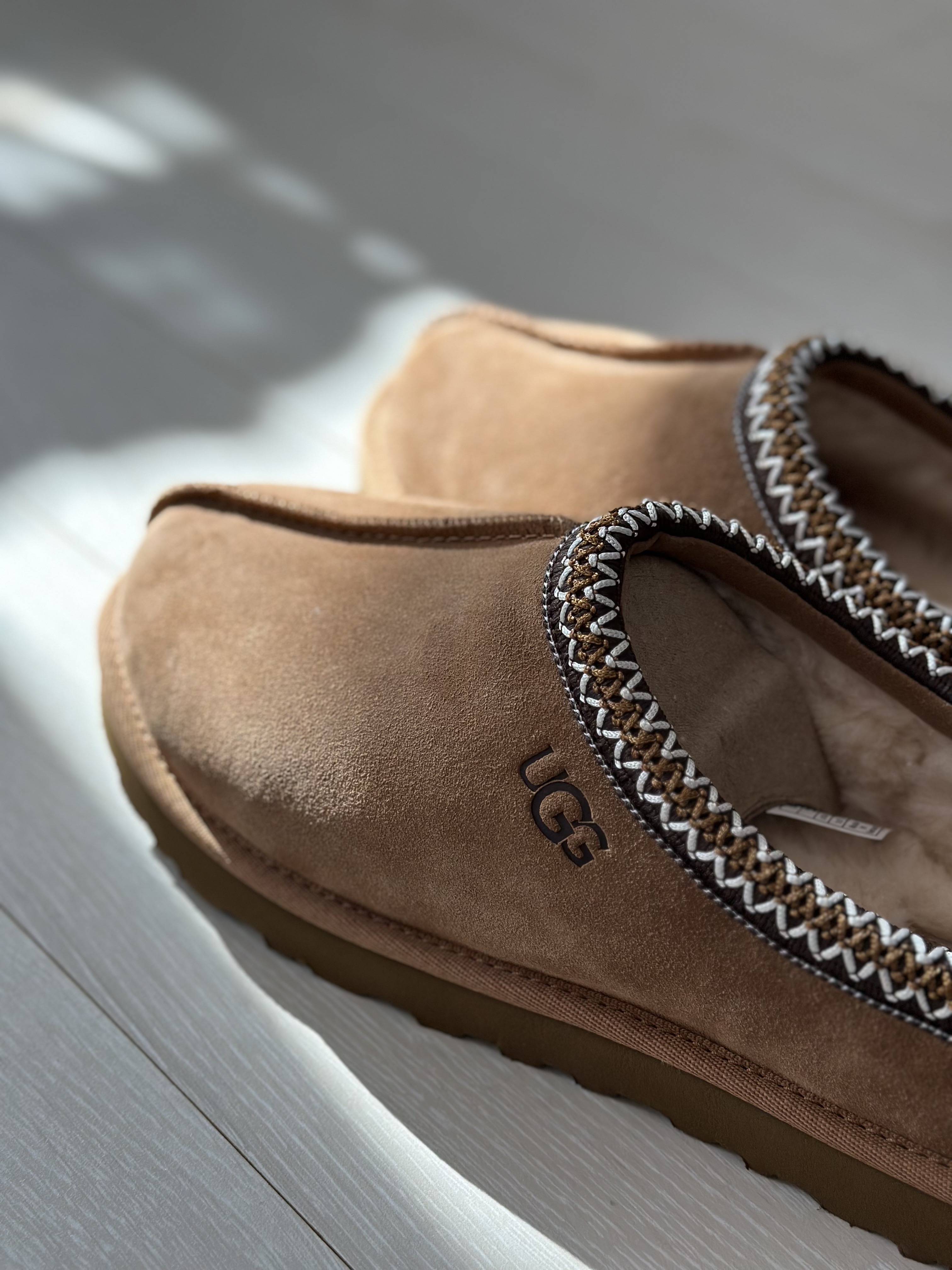 UGG Tasman Slipper Chestnut 착용 스타일 - 3
