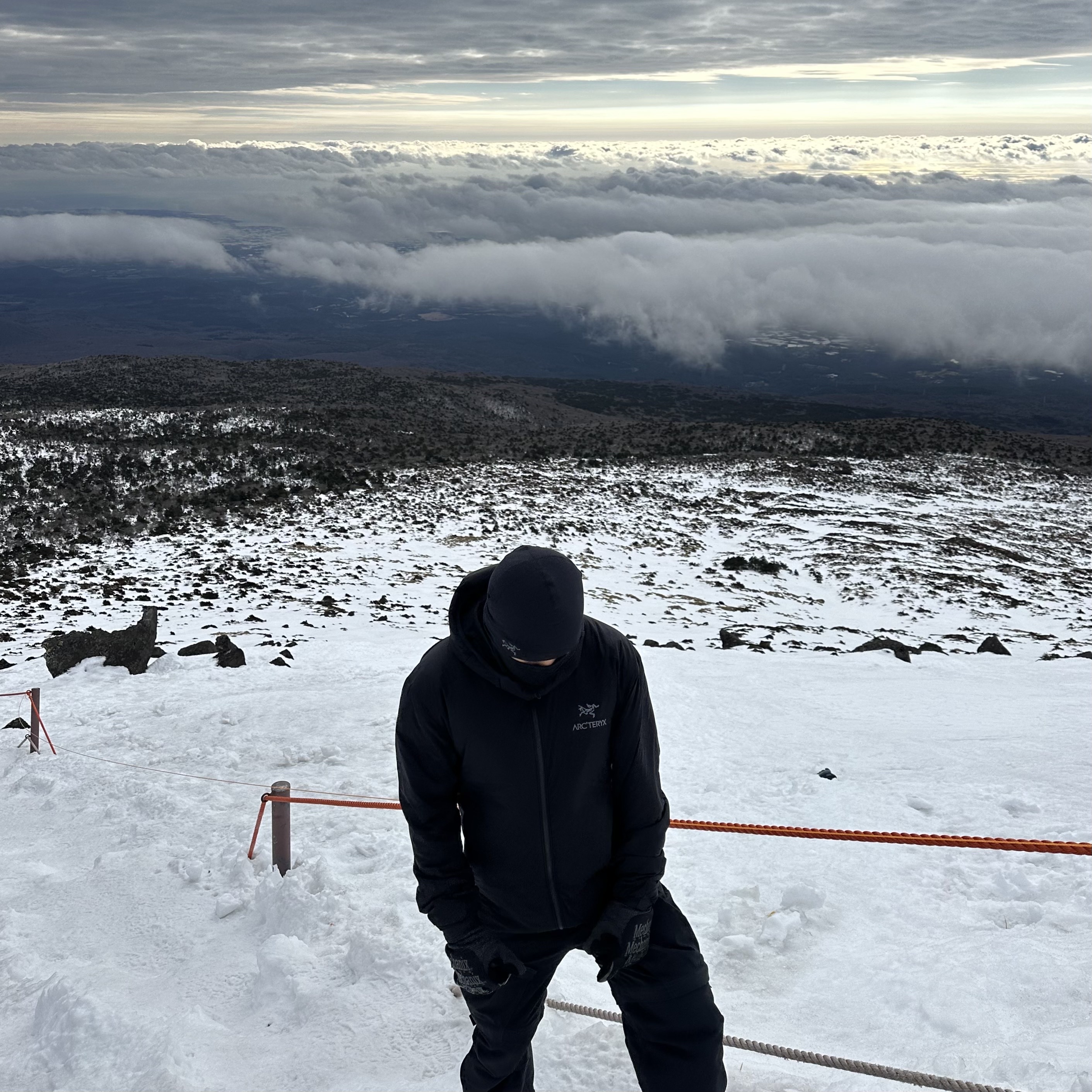 Arc'teryx Atom LT Hoody Black, Nike ACG Smith Summit Cargo Pants Black - Asia 착용 스타일 - 1