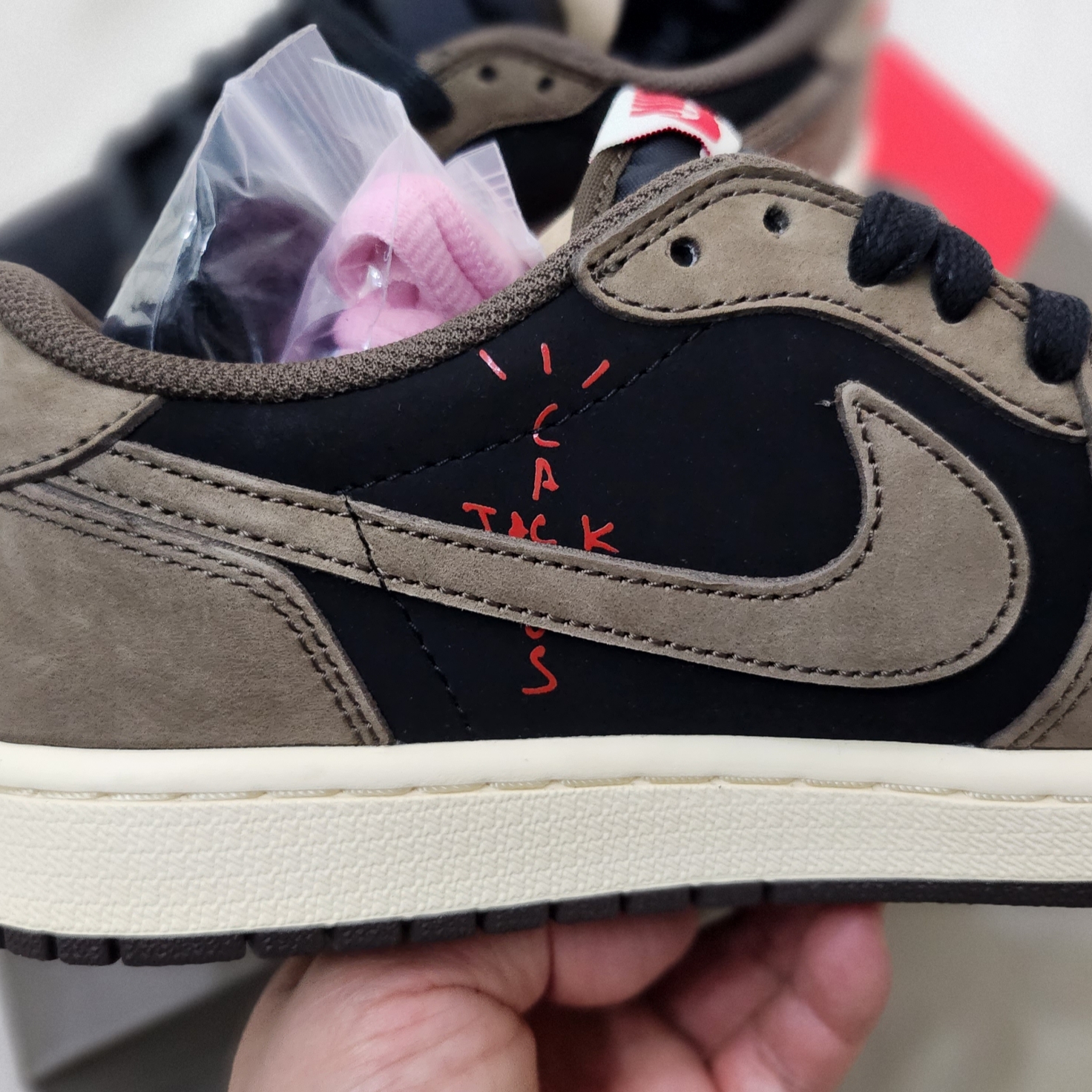 Jordan 1 x Travis Scott Retro Low OG SP Mocha 착용 스타일 - 3