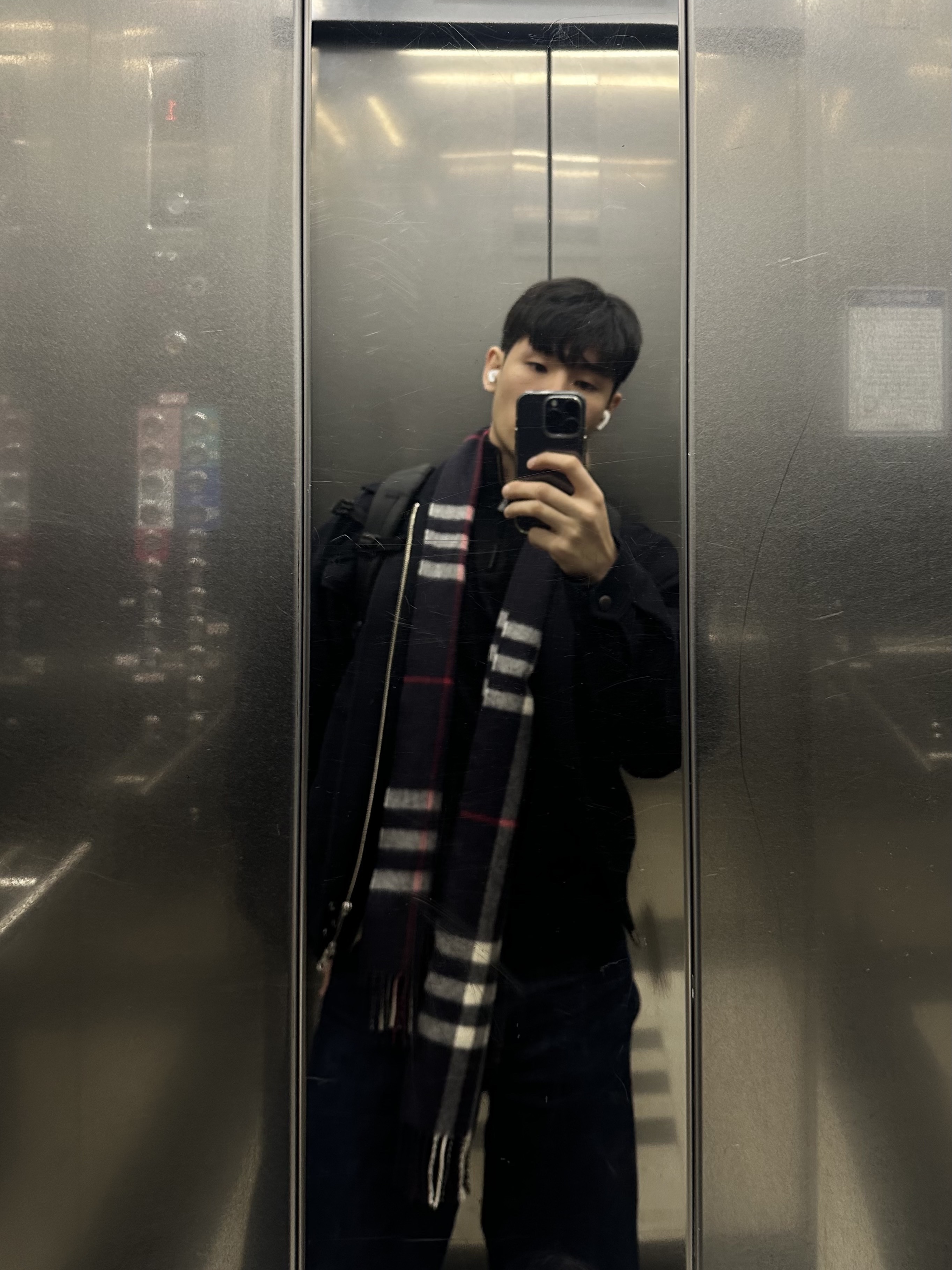 Burberry Classic Check Cashmere Muffler Navy 착용 스타일 - 1