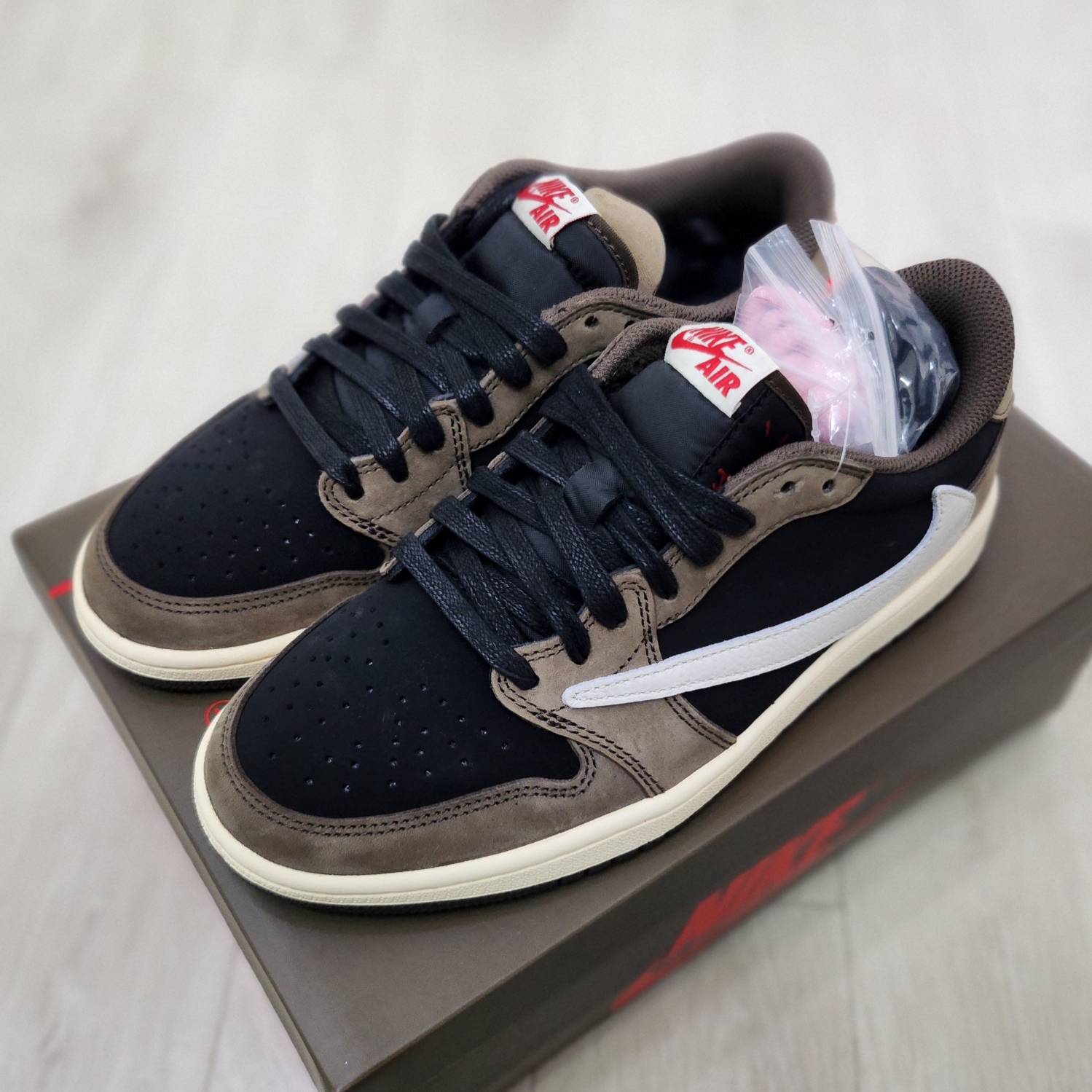 Jordan 1 x Travis Scott Retro Low OG SP Mocha 착용 스타일 - 2