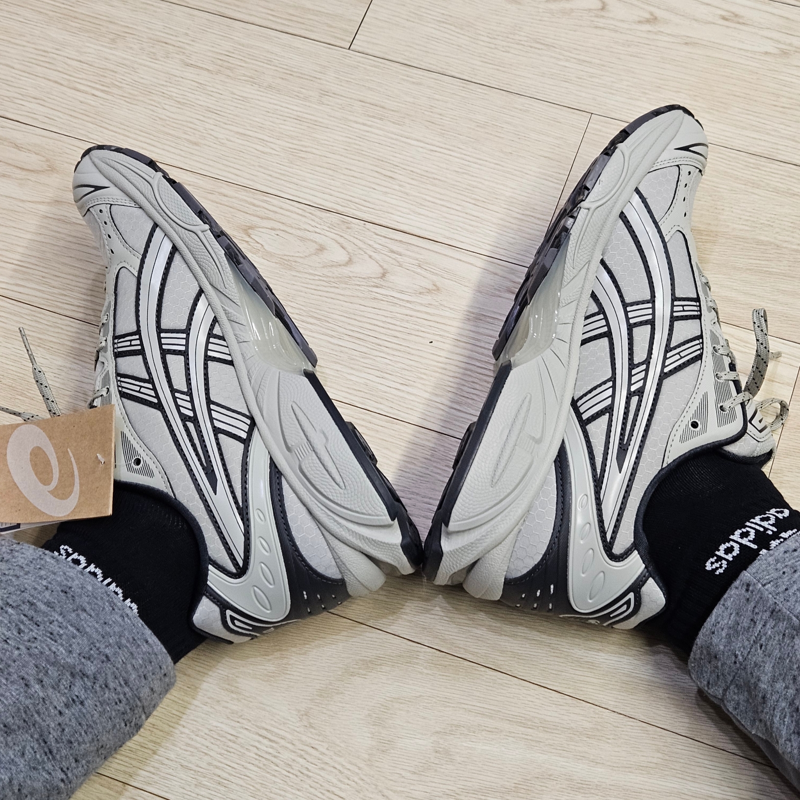 Asics Gel-Kayano 14 Earthenware Pack White Sage Graphite Grey 착용 스타일 - 1