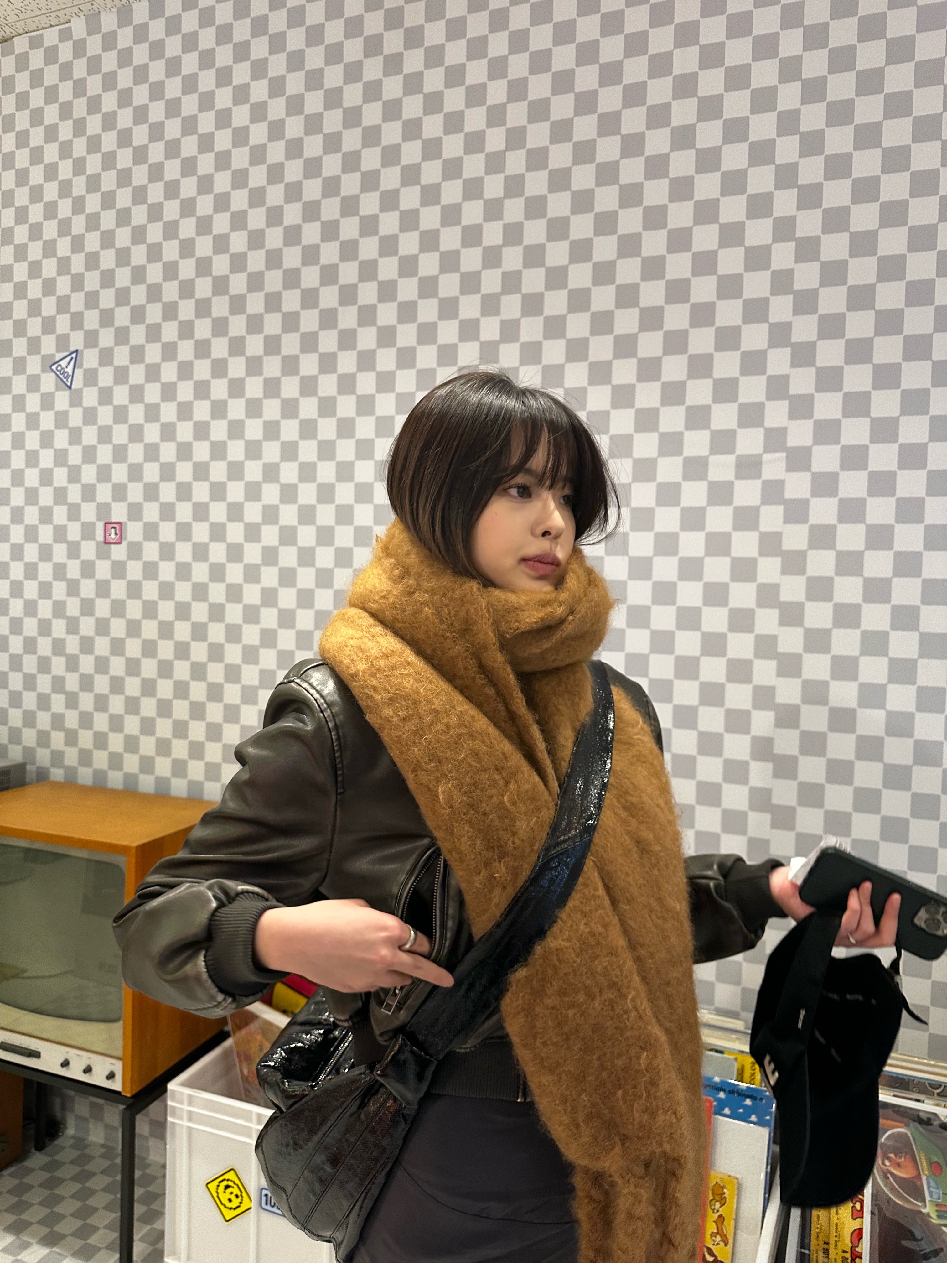 Lemaire Large Croissant Bag Coated Linen Canvas Black, (W) Loewe Muffler in Mohair and Wool Baby Blue 착용 스타일 - 2