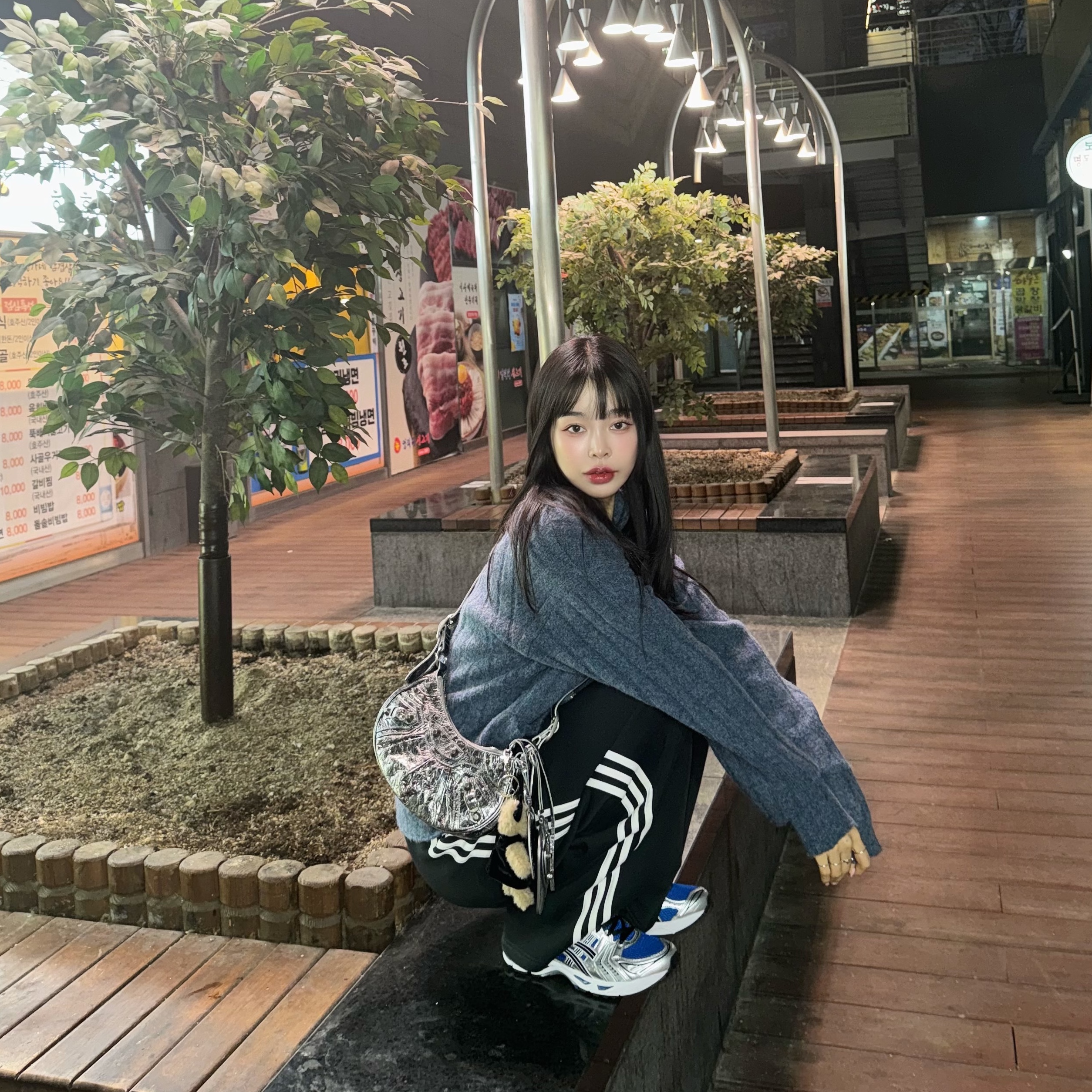 Balenciaga Le Cagole XS Shoulder Bag Metallized Silver, Asics Gel-Kayano 14 Monaco Blue Black 착용 스타일 - 1