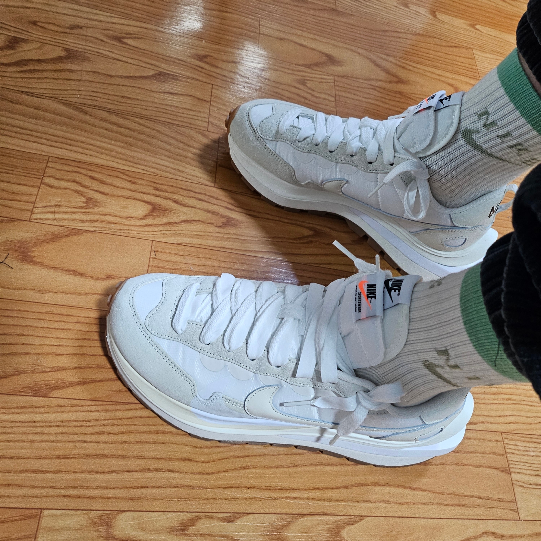 Nike x Sacai VaporWaffle White and Gum 착용 스타일 - 2