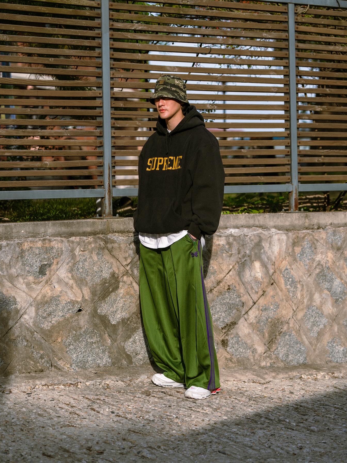 Supreme Varsity Hooded Sweatshirt Black - 23FW, Needles H.D. Track Pants Poly Smooth Ivy Green 착용 스타일 - 4