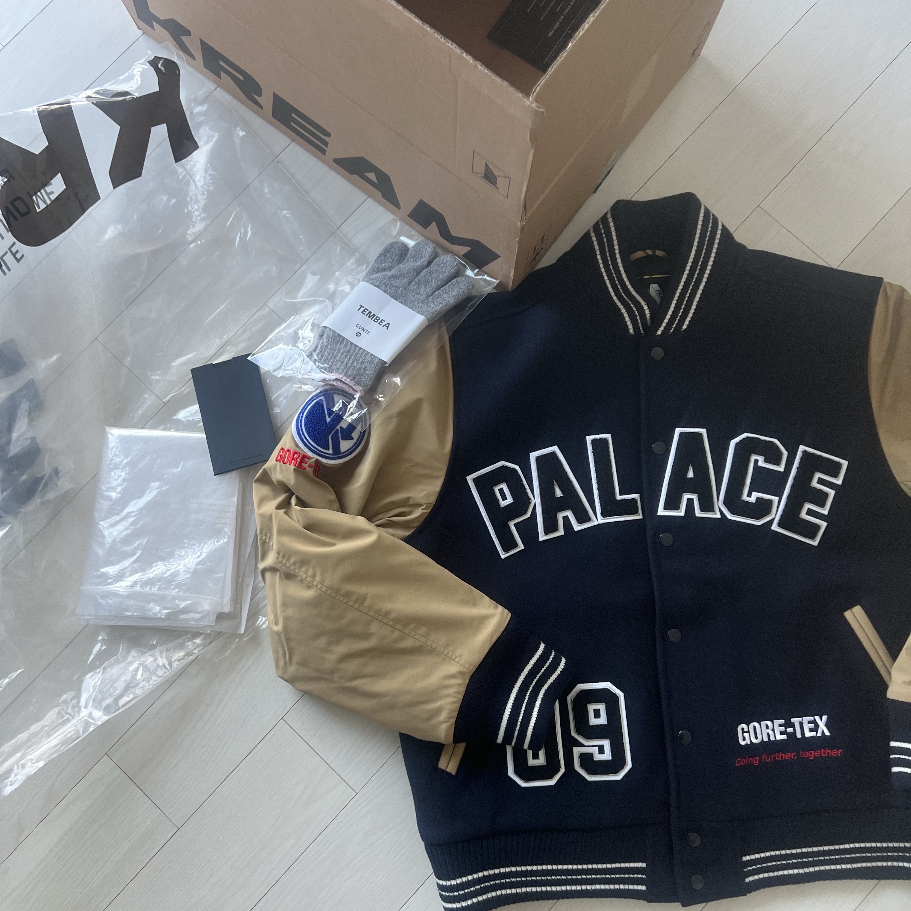 Palace Gore-Tex Going Further Varsity Navy - 23FW 착용 스타일 - 1
