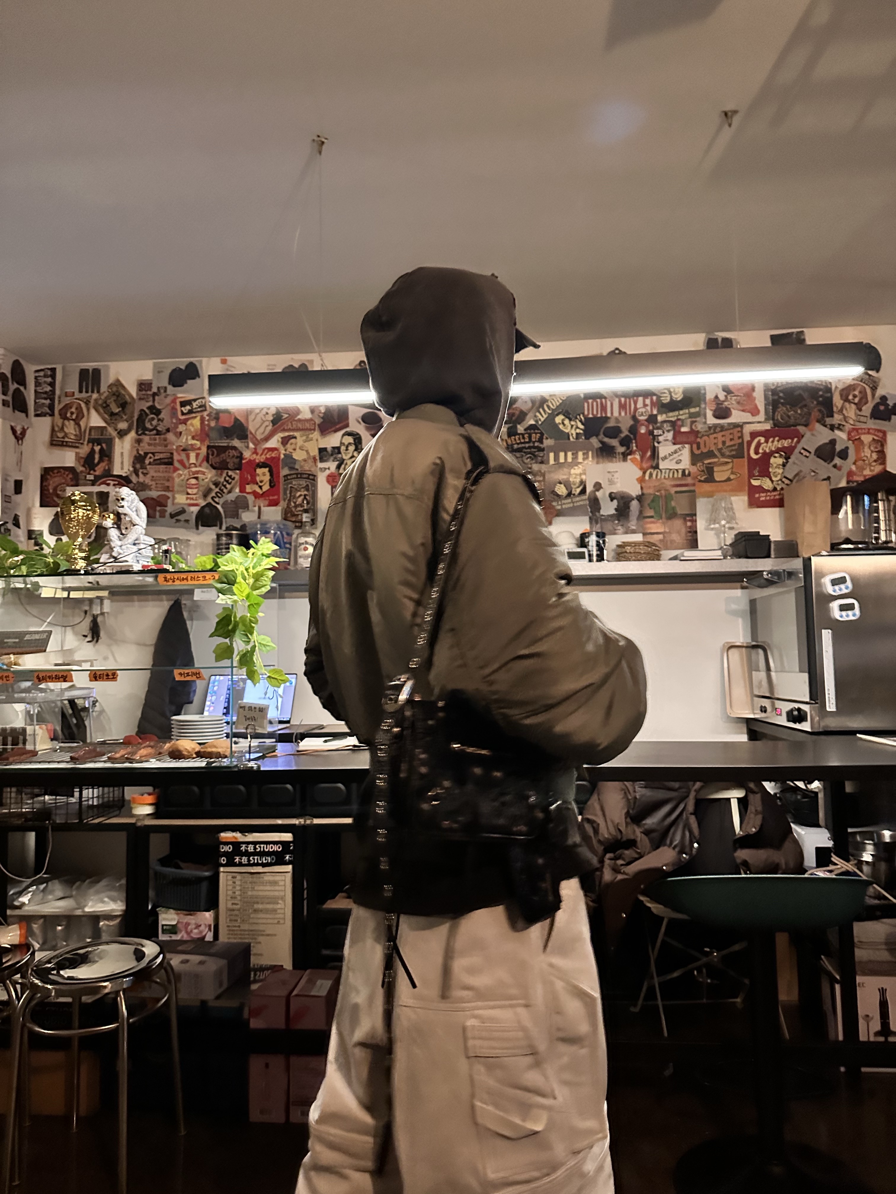 Farfromwhat Far Layered Work Pants White, Balenciaga Arena Lambskin Aged Silver Hardware Le Cagole XS Flap Bag Black 착용 스타일 - 4