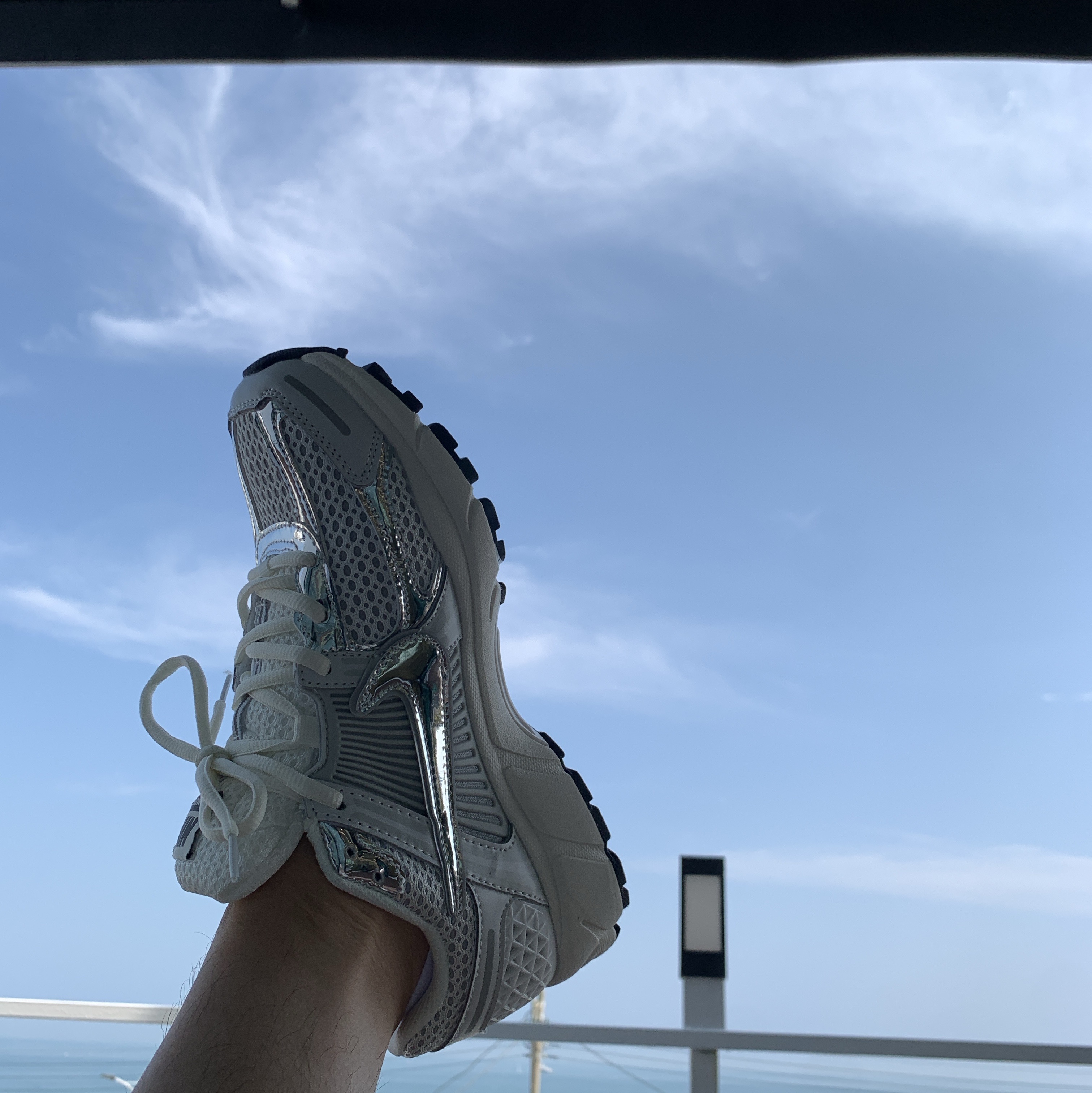 (W) Nike Zoom Vomero 5 Photon Dust and Metallic Silver 착용 스타일